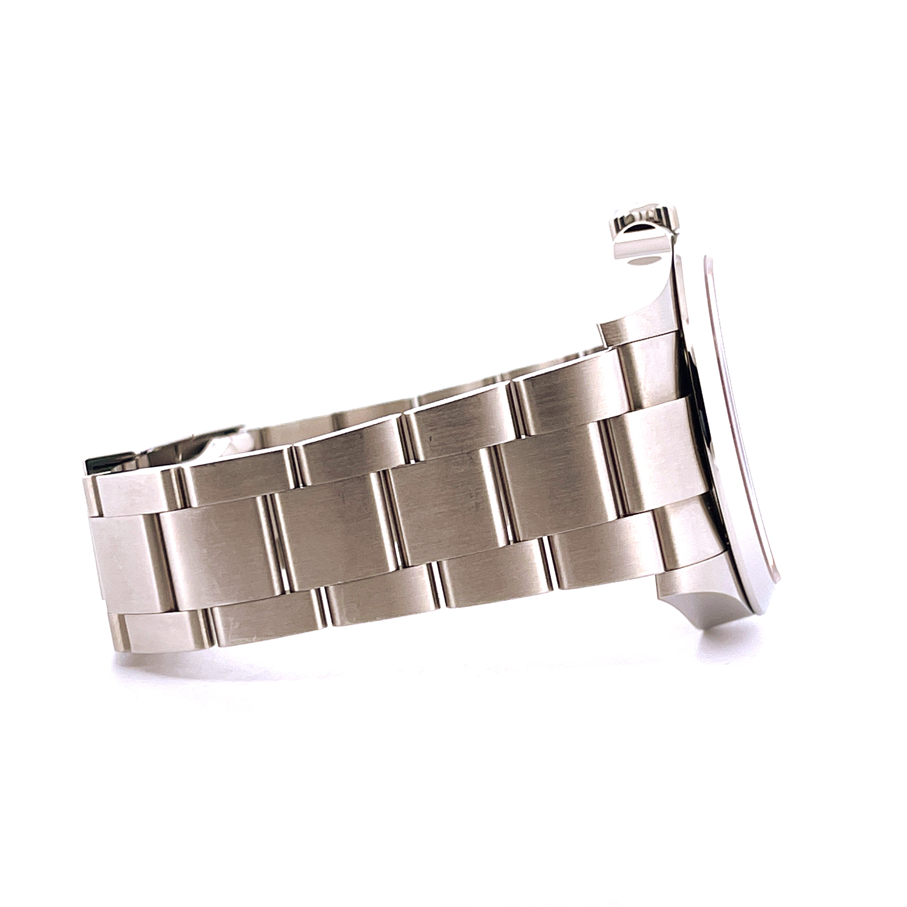 Seitenansicht des Edelstahlarmbands einer Rolex Air King 126900 vor weißem Hintergrund