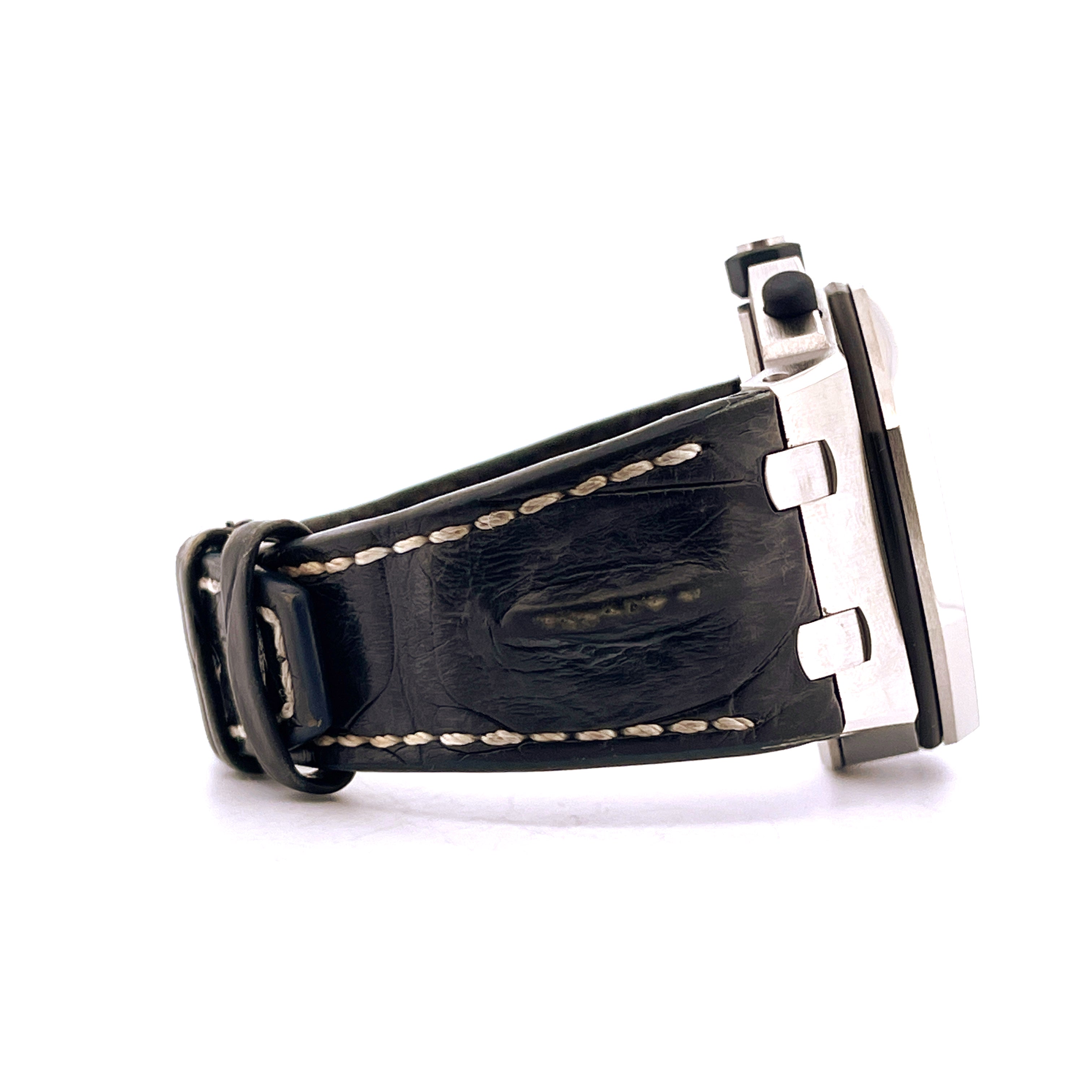 Audemars Piguet Royal Oak Offshore von der Seite mit schwarzem Lederarmband und Edelstahldetail