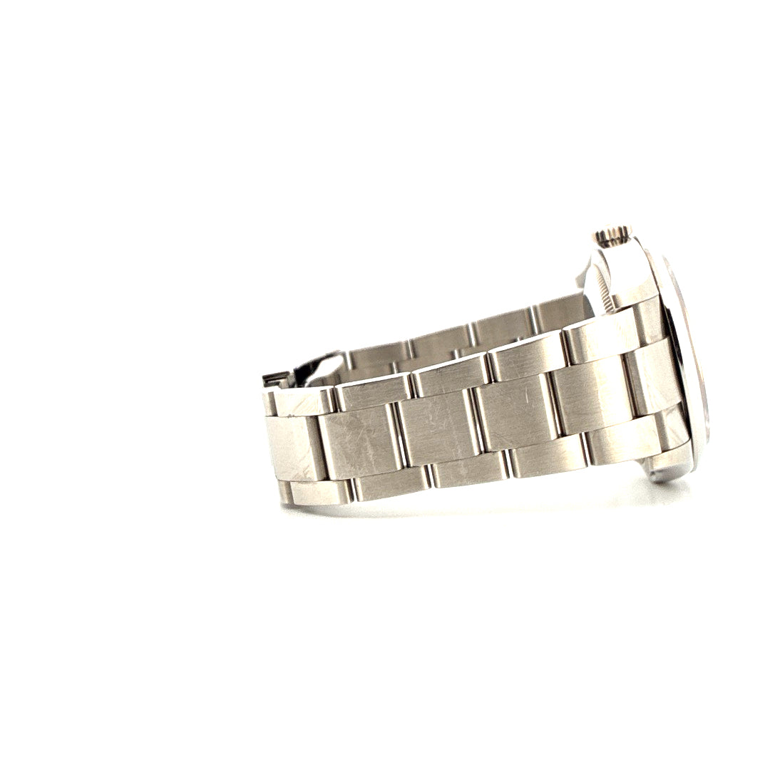 Rolex Oyster Perpetual 36 gelbes Zifferblatt Stahl Armband im Profil auf weißem Hintergrund