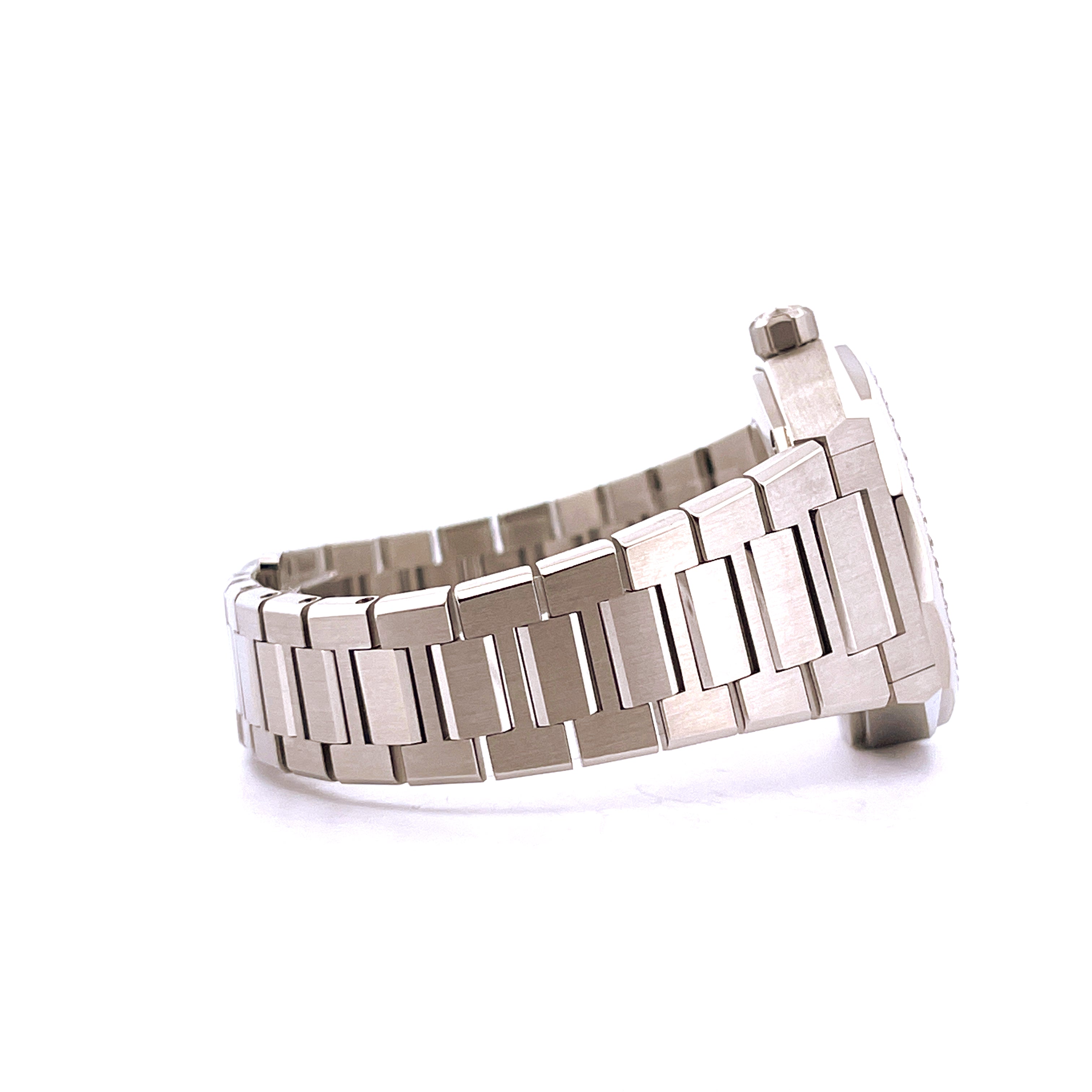 Zenith Defy Skyline Diamonds Automatic 36 mm Edelstahl-Armband im Seitenprofil auf weißem Hintergrund