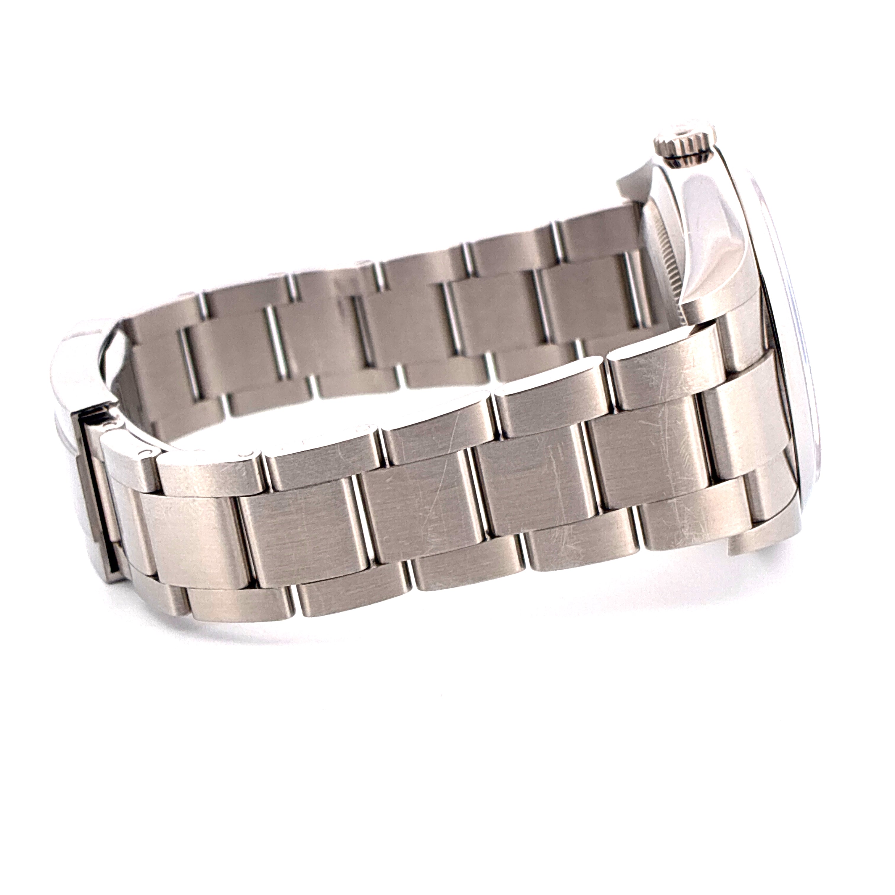 Seitenansicht einer Rolex Oyster Perpetual 39 aus Edelstahl mit gebürstetem Armband auf weißem Hintergrund