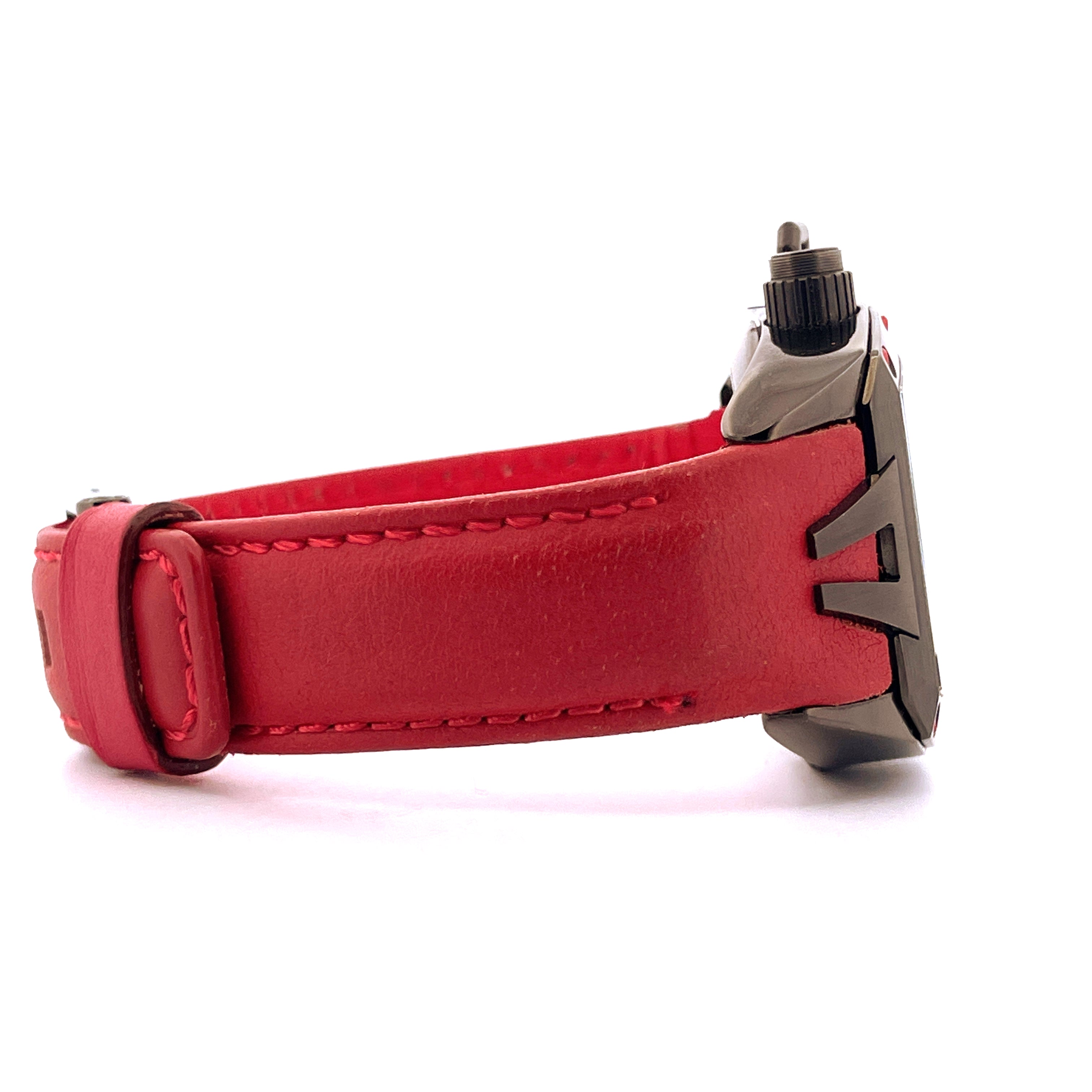 Seitenansicht einer Devon Tread 2 Armbanduhr mit rotem Lederarmband und schwarzem Stahlgehäuse