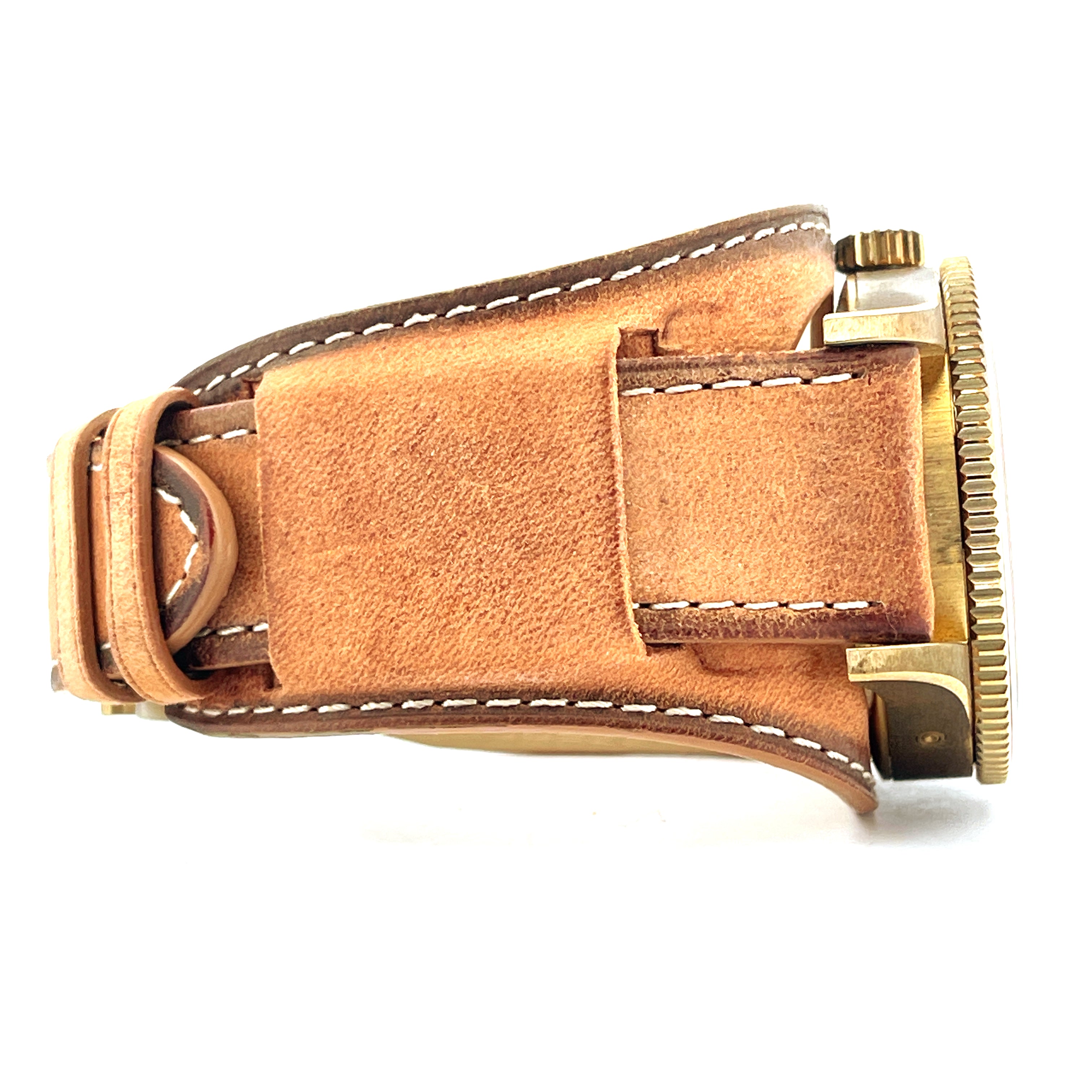Nahaufnahme des Lederarmbands einer Montblanc 1858 Geosphere Limited Edition Uhr in Bronze mit Nähten