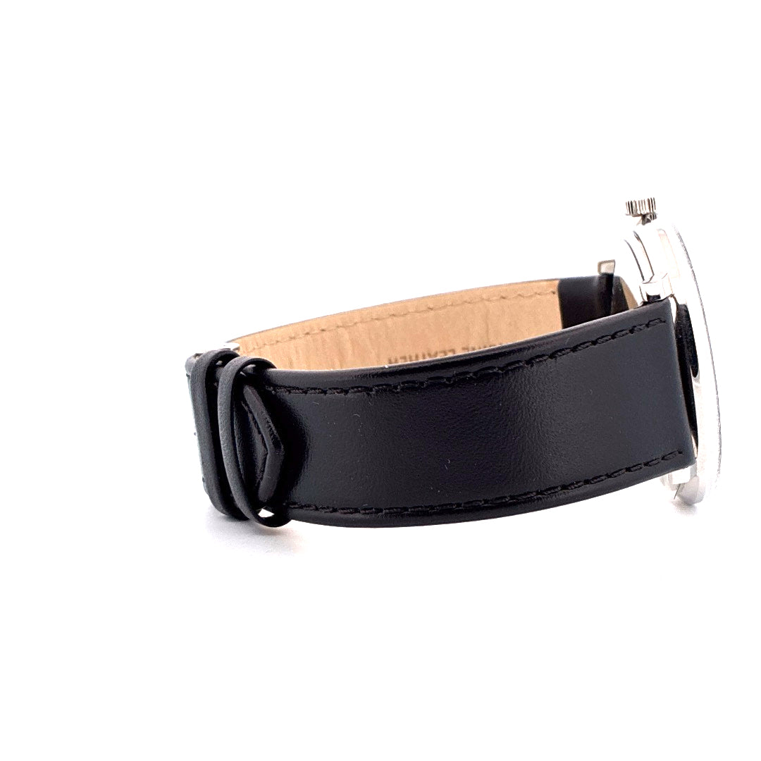Seitenansicht des schwarzen Lederarmbands einer Junghans Max Bill Automatic Uhr auf weißem Hintergrund
