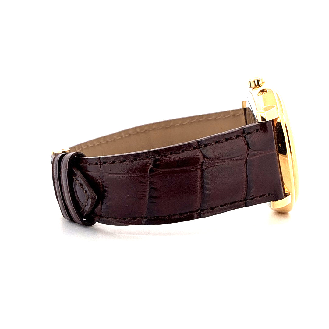 Seitenansicht einer Frederique Constant Business Timer Uhr mit braunem Krokolederarmband und goldenem Gehäuse