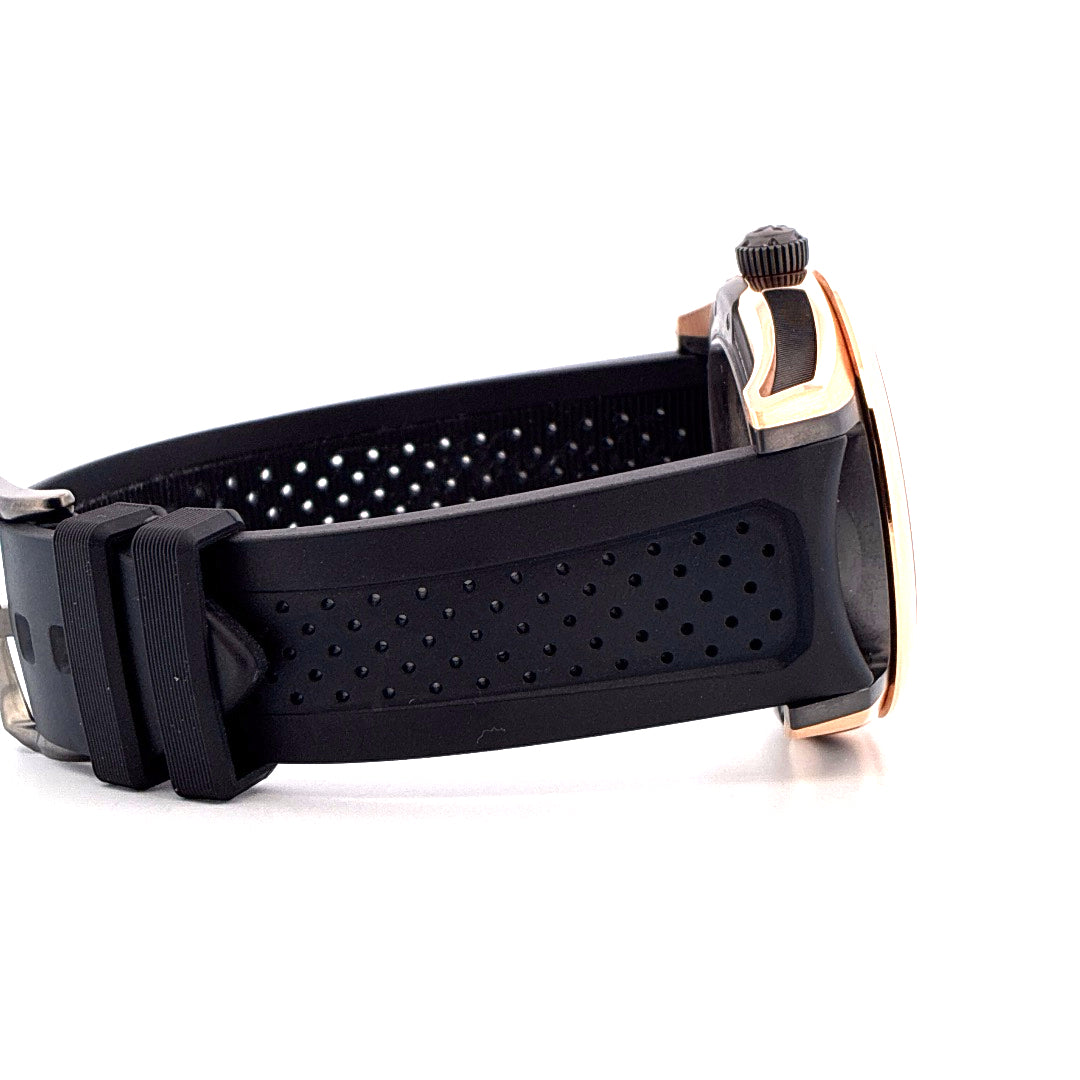 Seitenansicht einer Moser Pioneer Tourbillon Uhr mit schwarzem Kautschukarmband und roségoldfarbener Lünette