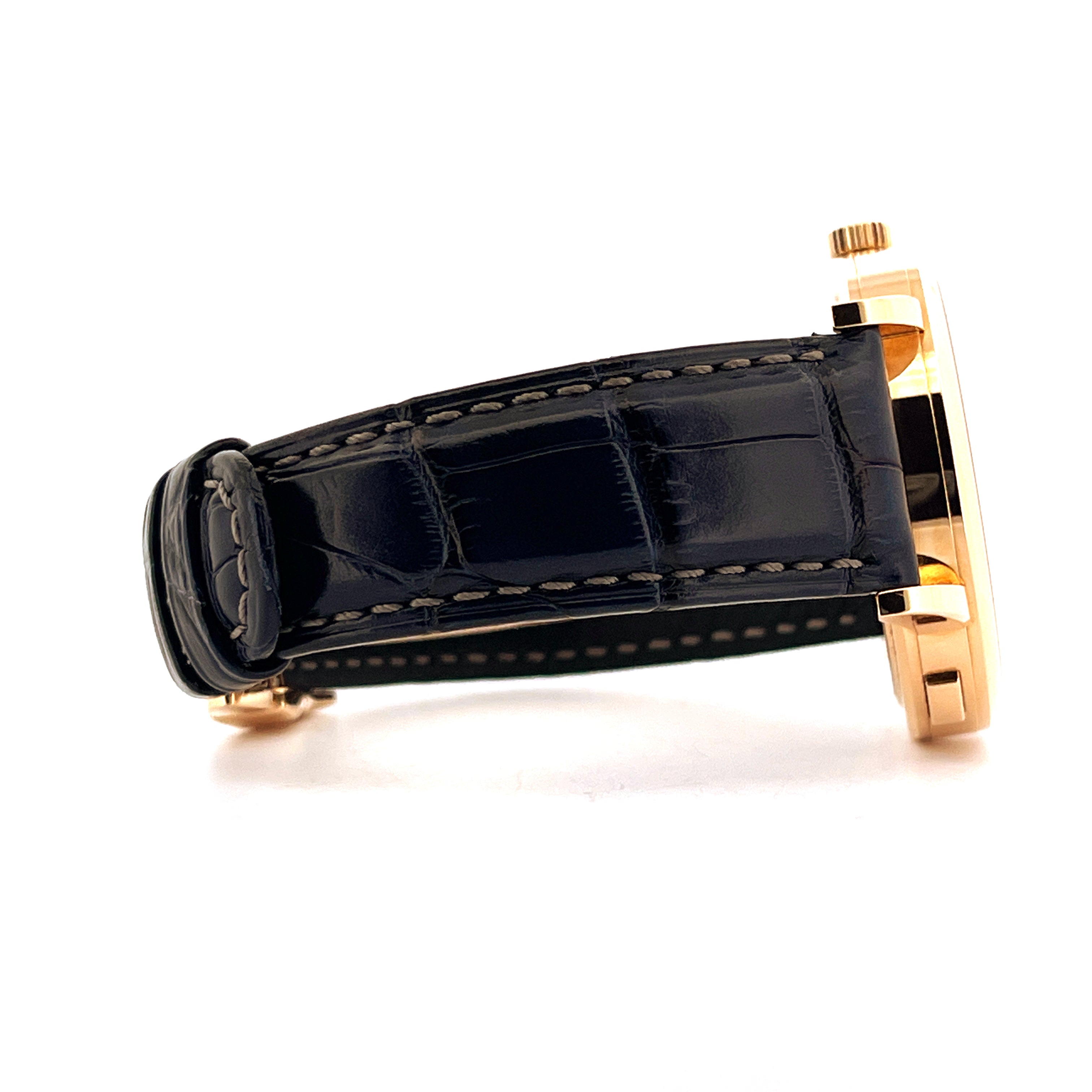 Seitenansicht eines A. Lange & Söhne Grand Lange 1 Uhrarmbands aus schwarzem Leder mit rosé goldenem Gehäuse