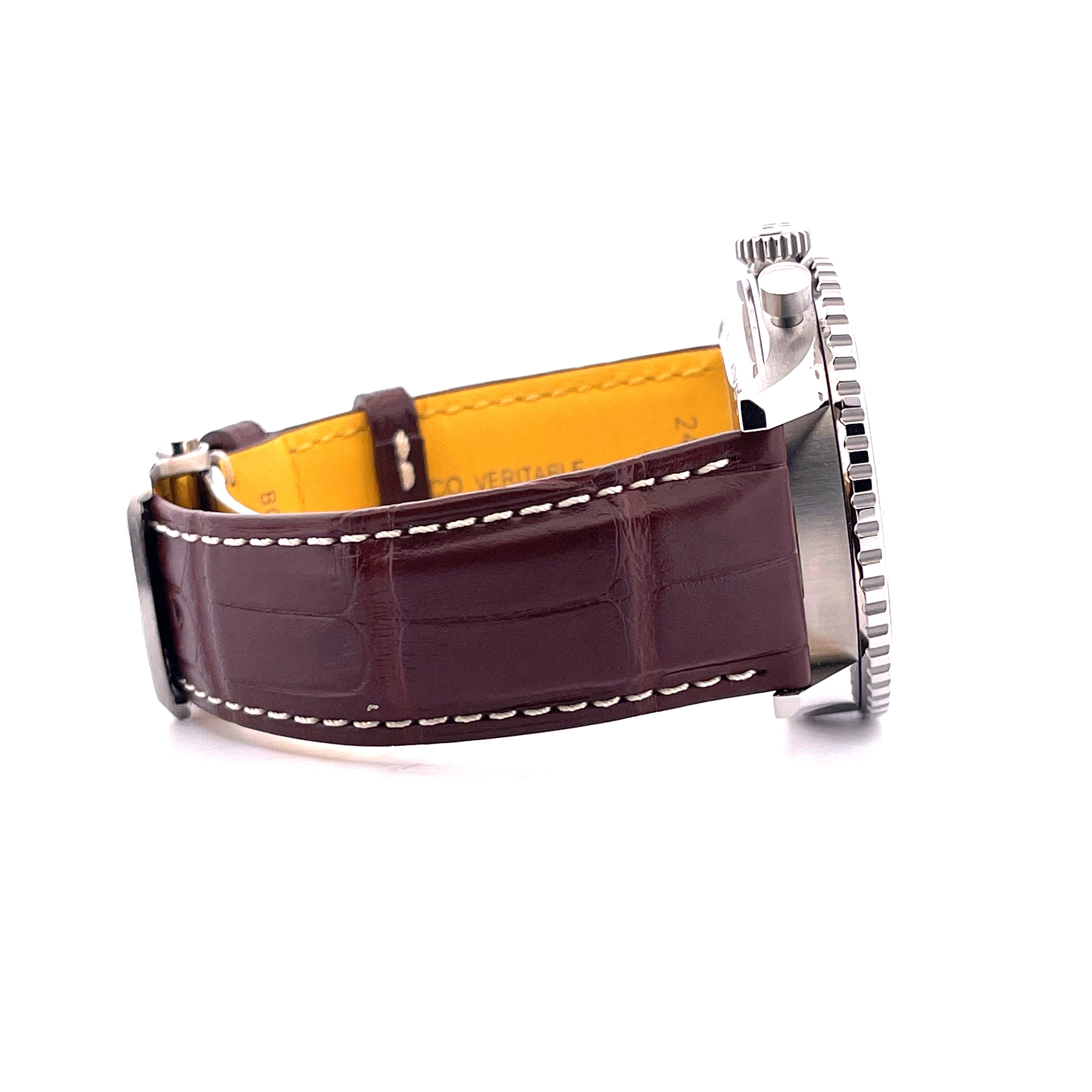 Breitling Navitimer B01 Chronograph 46 Seitenansicht eines braunen Krokodillederarmbands mit gelbem Futter auf weißem Hint…