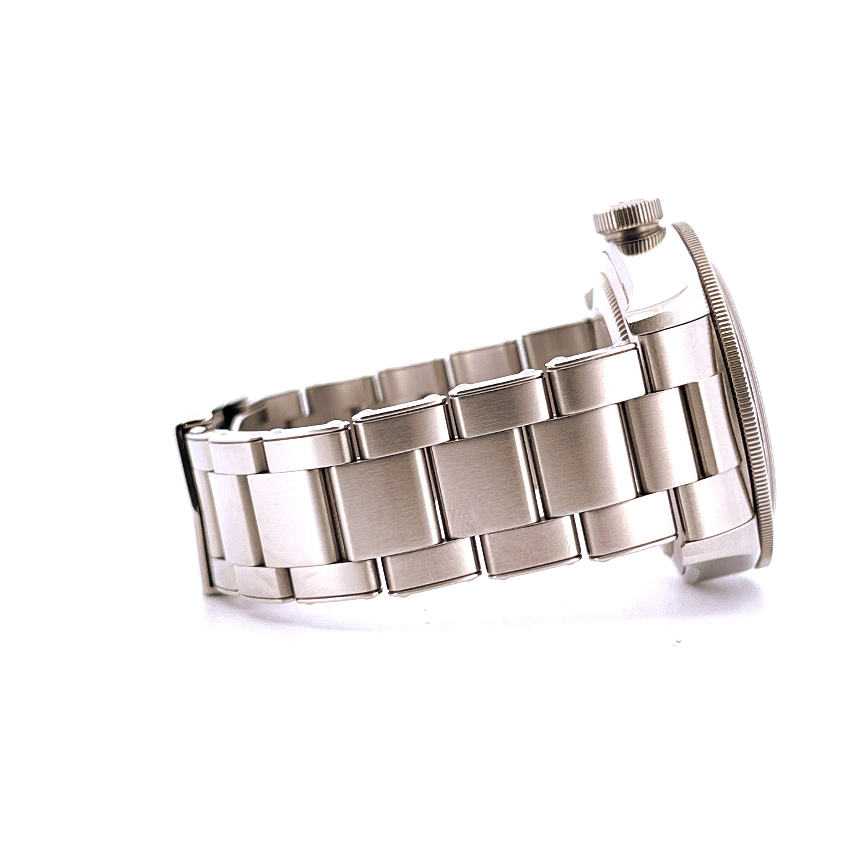 Seitenansicht der Tudor Black Bay GMT Pepsi Oyster Uhr aus Stahl mit Oyster-Armband auf weißem Hintergrund