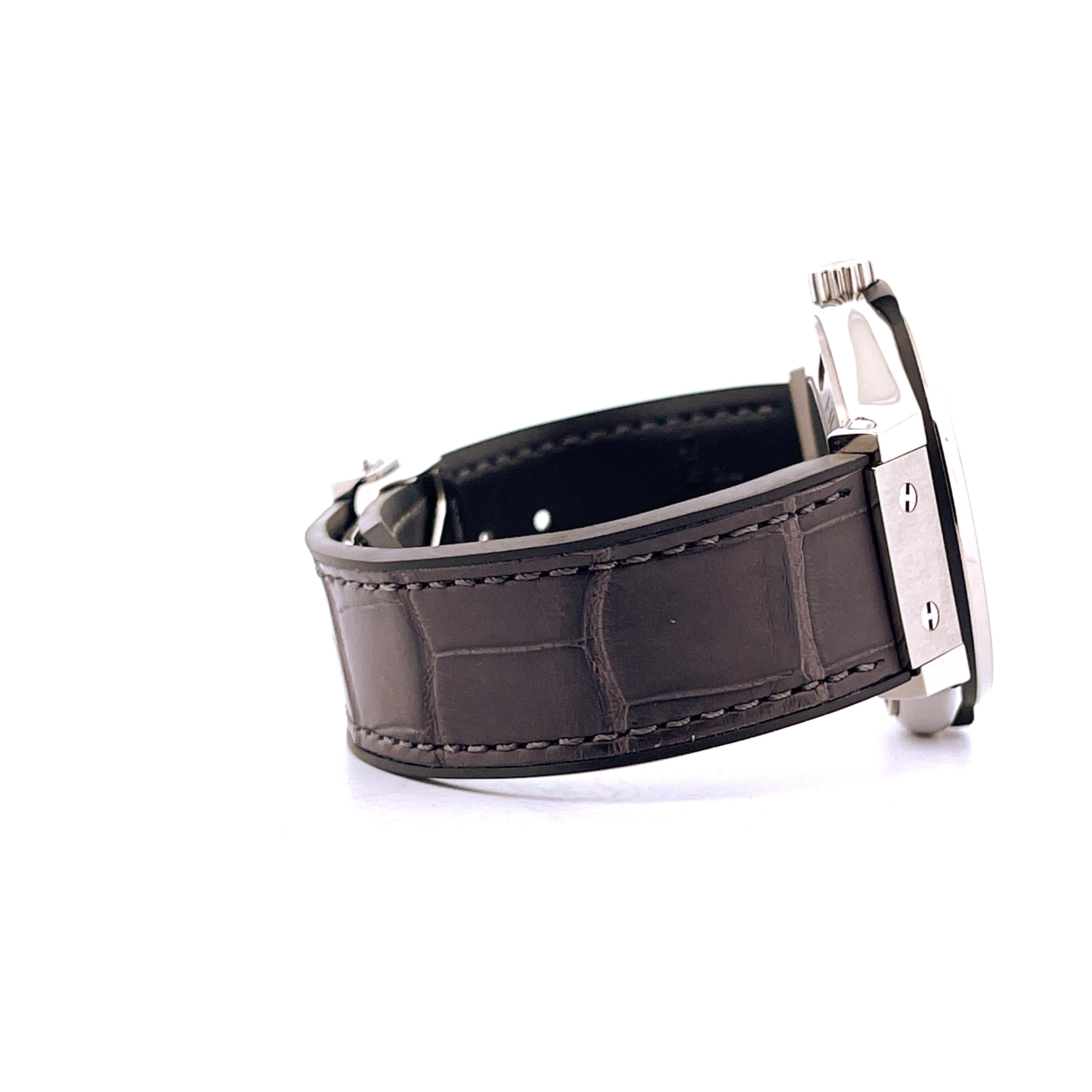 Seitenansicht einer Hublot Classic Fusion 38 mm Titianuhr mit grauem Kroko-Lederarmband