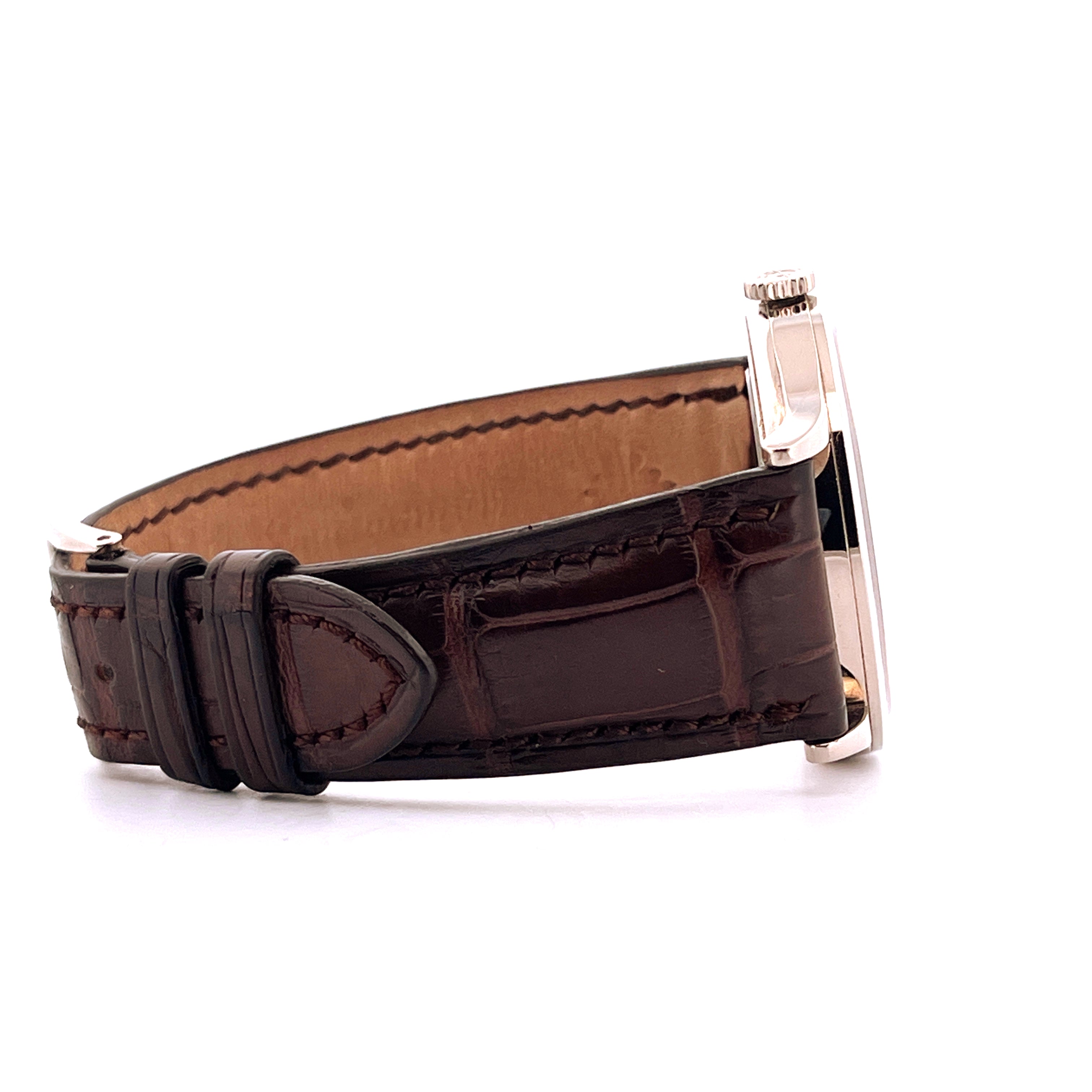 Seitenansicht einer Patek Philippe Calatrava Weißgolduhr mit dunkelbraunem Kroko-Lederarmband und Schließe