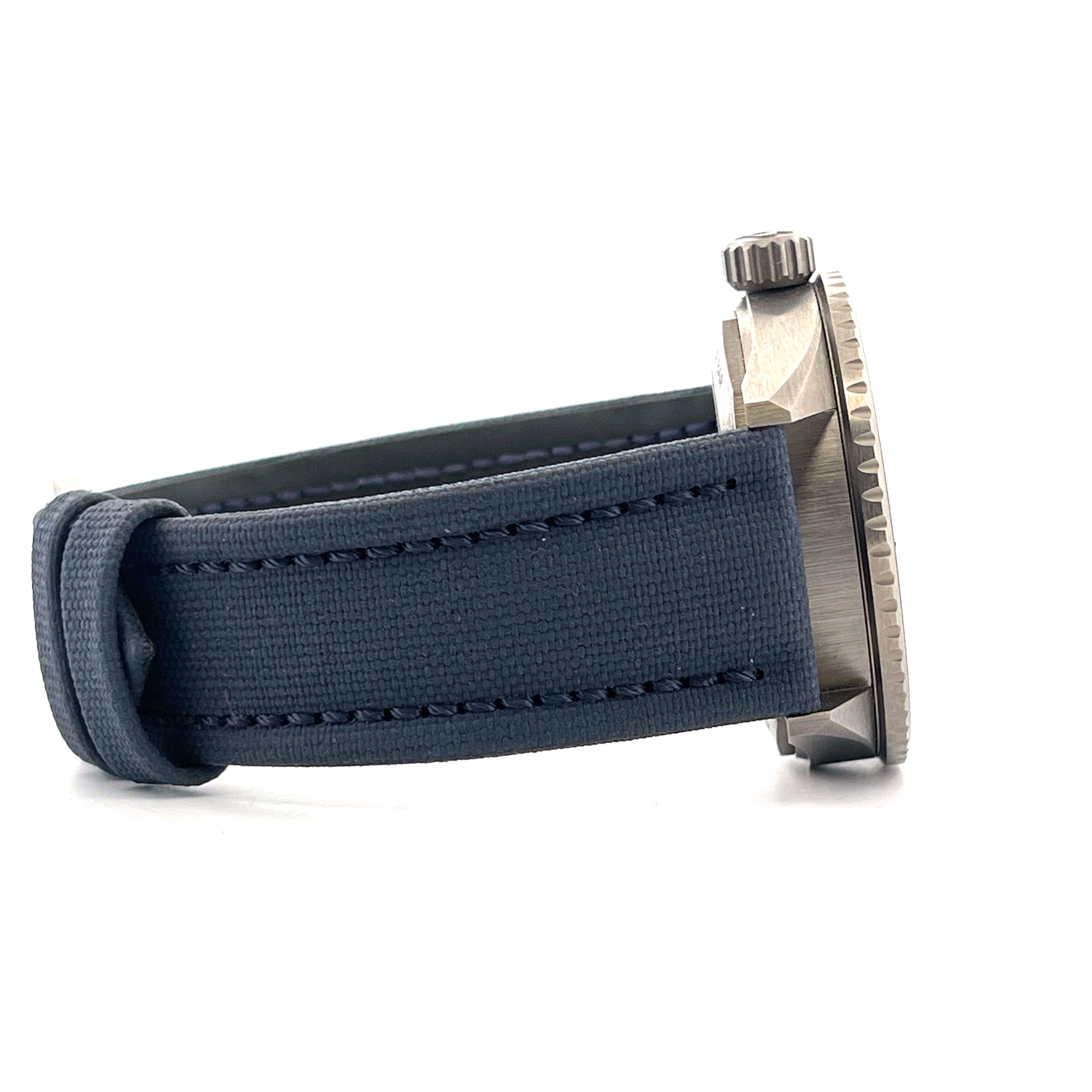 Seitliche Ansicht der Blancpain Fifty Fathoms Bathyscaphe mit blauem Armband