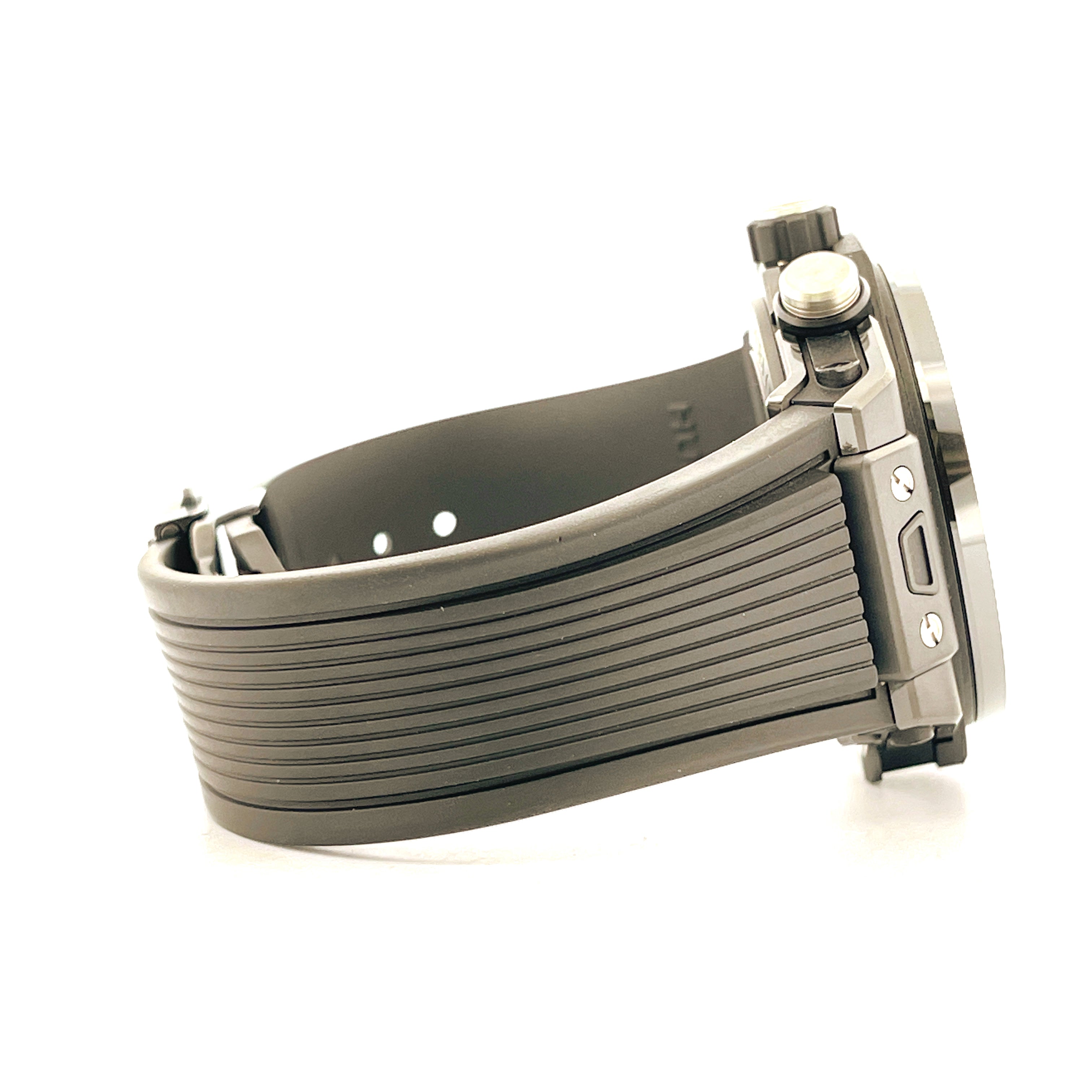 Seitenansicht einer Hublot Big Bang Unico Uhr mit schwarzem Keramikgehäuse und geriffeltem Kautschukband