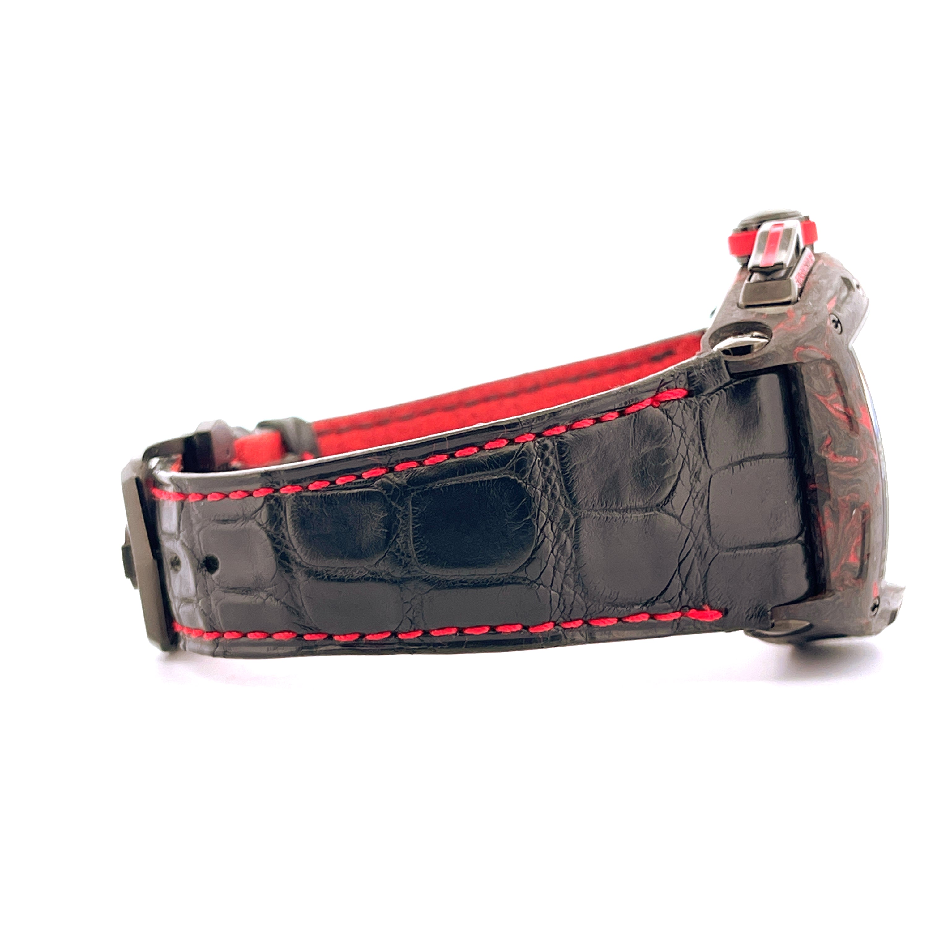 Seitenansicht einer gebrauchten Cvstos Challenge Chrono II Automatik-Uhr mit schwarzem Krokodillederarmband und roter Naht