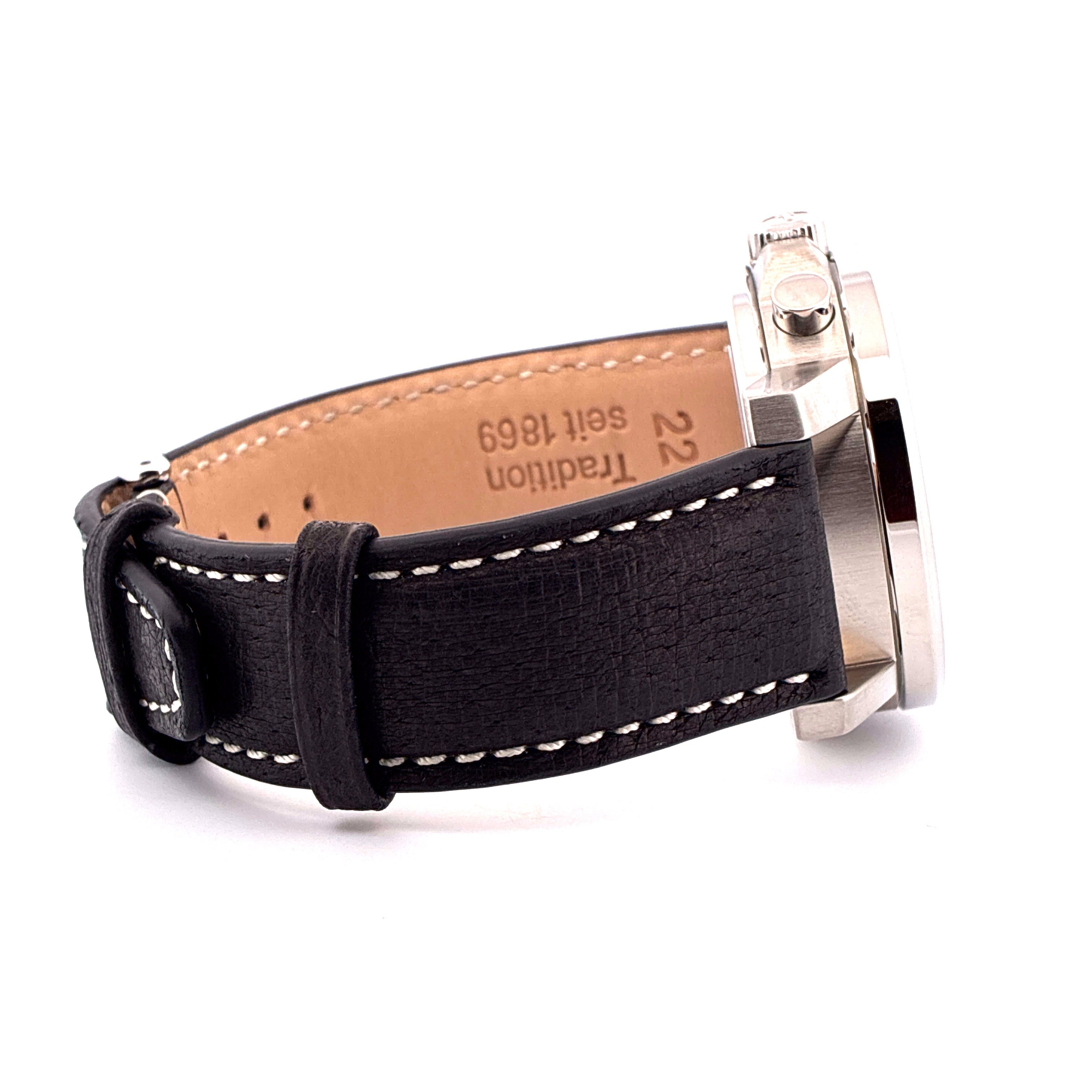 Mühle Glashütte 29er Chronograph Seitenansicht Lederarmband mit Prägung Tradition seit 1869