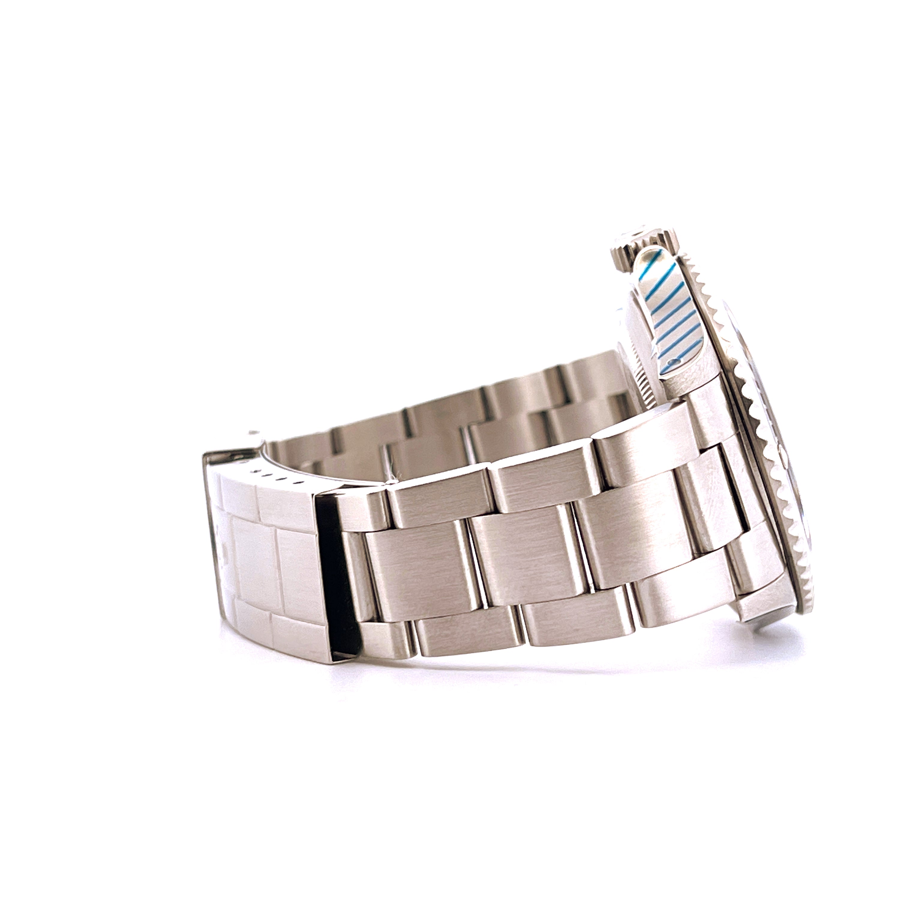 Rolex Submariner 14060M aus Stahl von der Seite mit Armband und Gehäuse im Fokus auf weißem Hintergrund