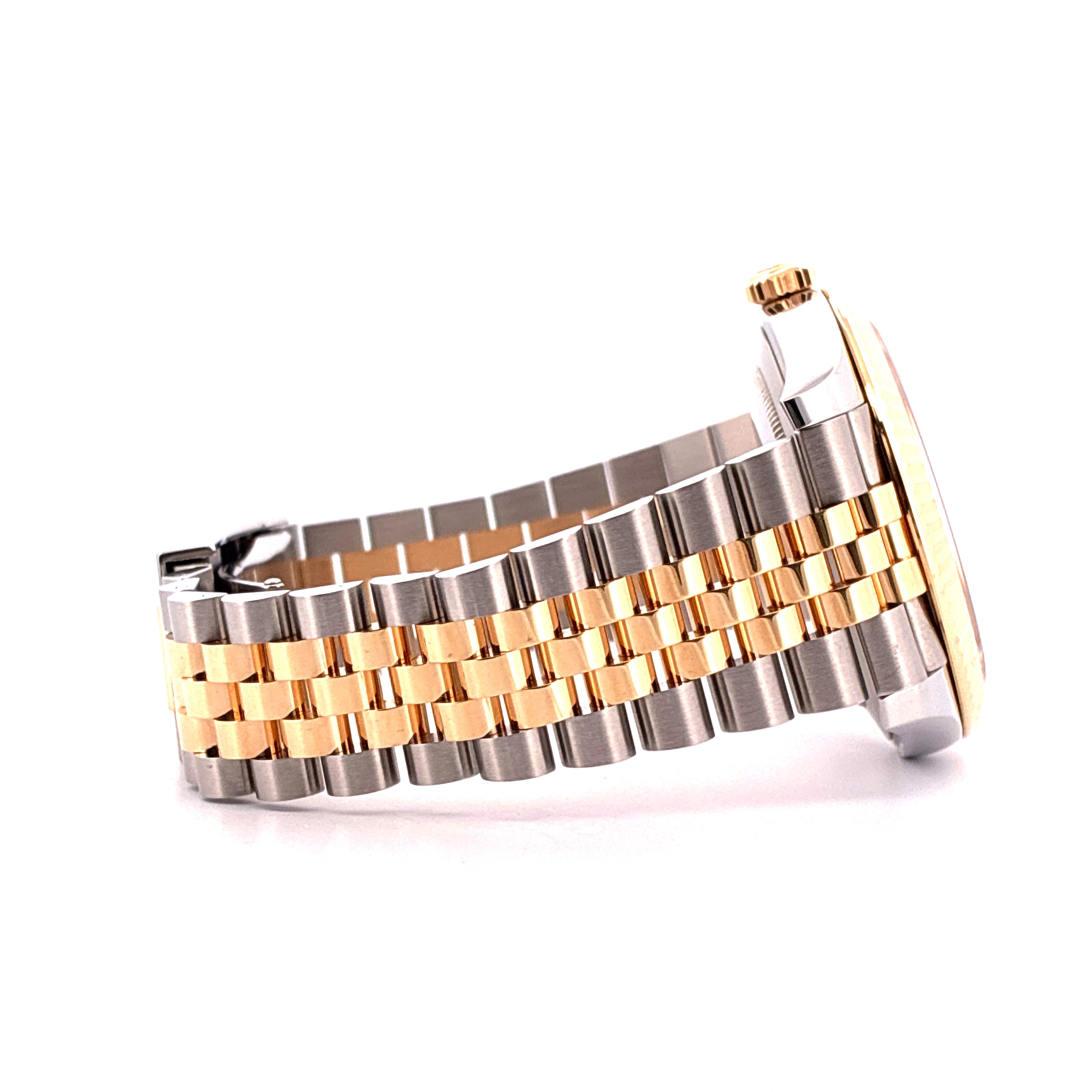 Seitenansicht einer Rolex Datejust 41 Bicolor Uhr mit goldenem und silbernem Jubilee Armband vor weissem Hintergrund
