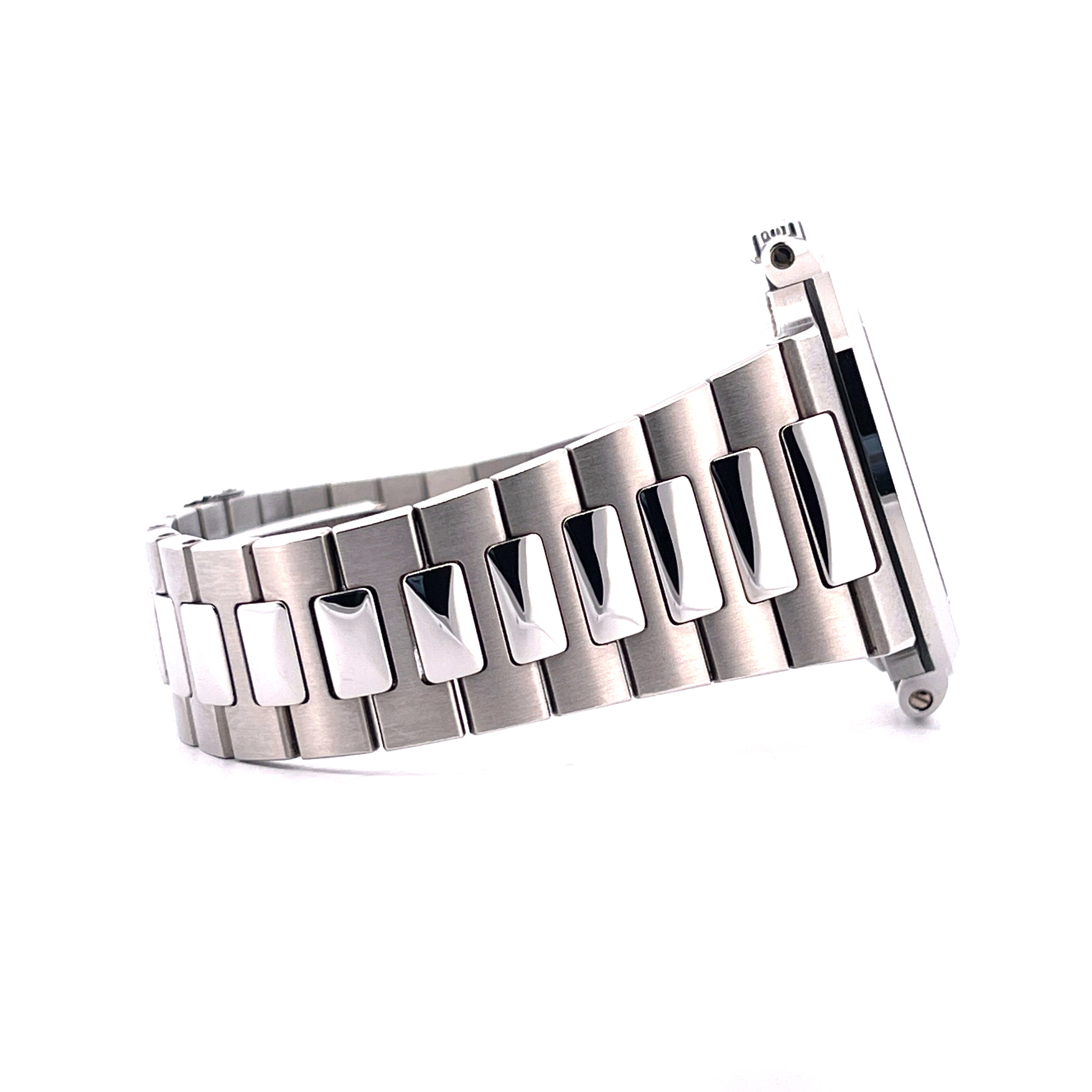 Patek Philippe Nautilus 5711/1A-010 Edelstahl-Armband in Seitenansicht auf weißem Hintergrund