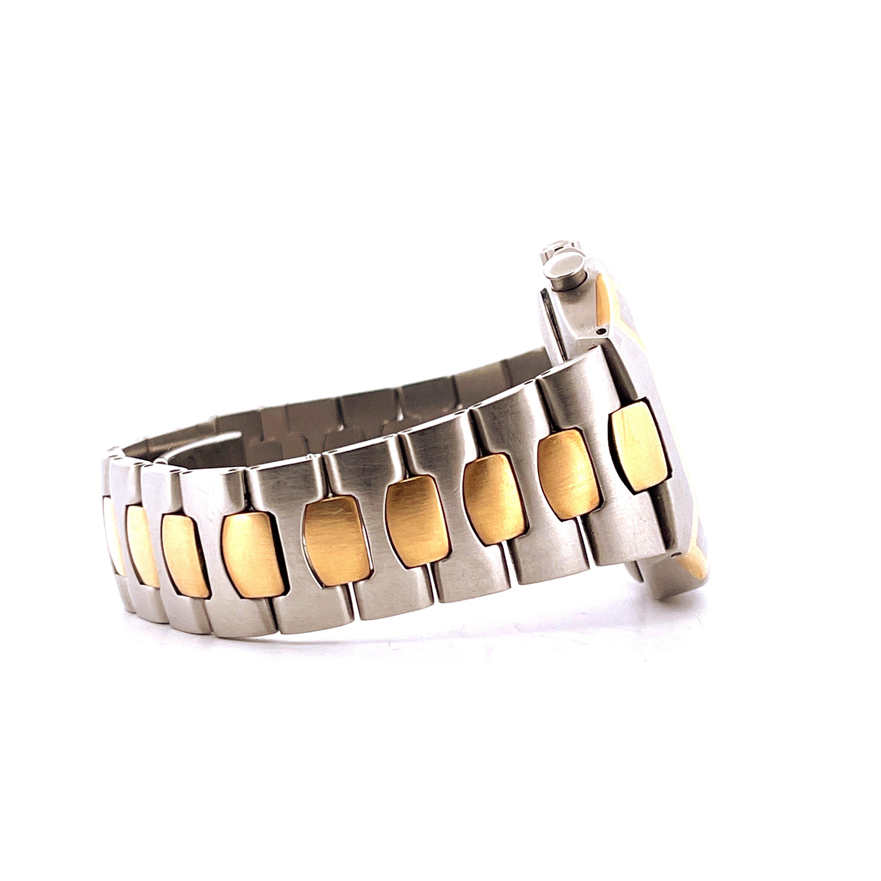 Omega Seamaster Polaris Chronograph Armband im Detail aus Stahl und Gold auf weißem Hintergrund