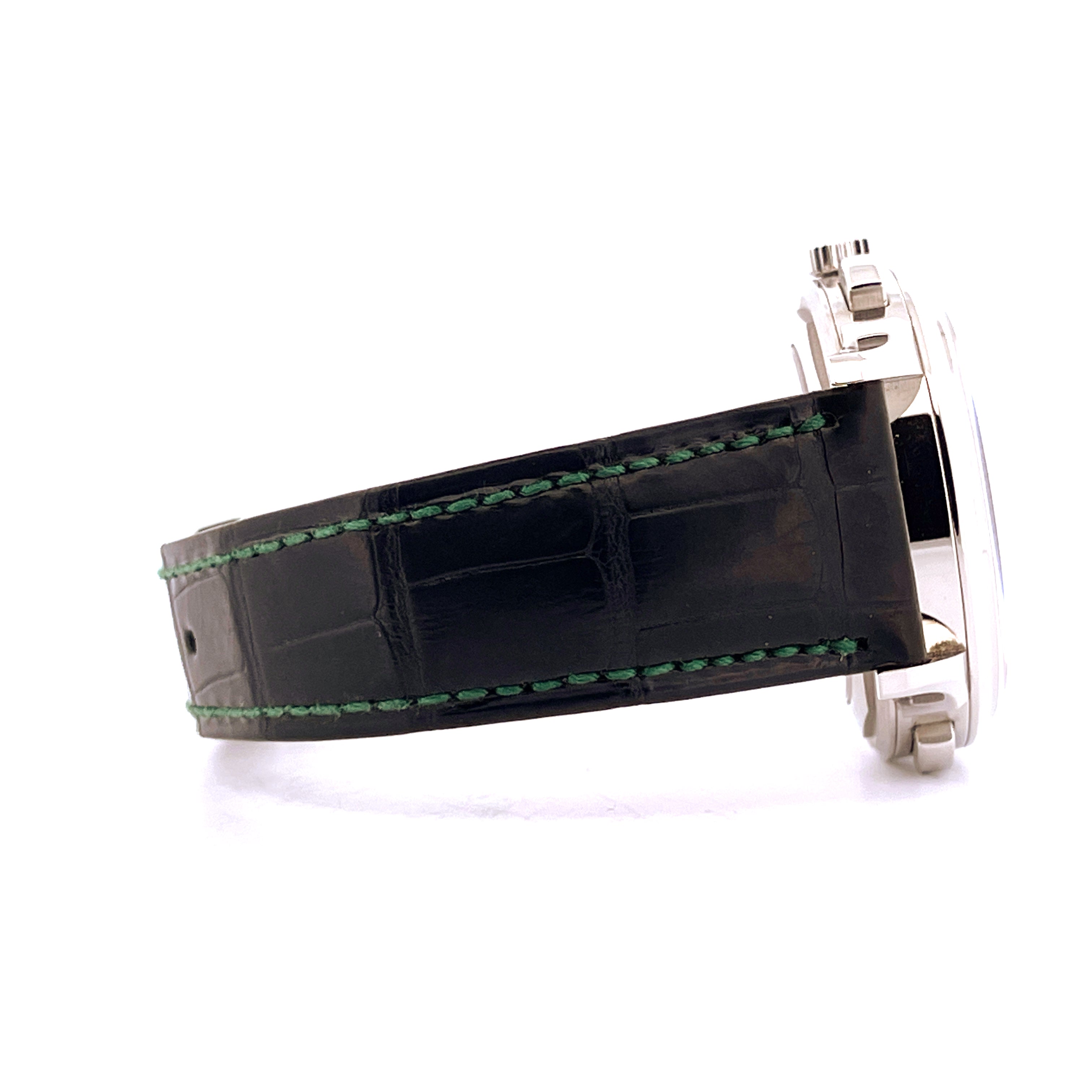Seitenansicht des Patek Philippe 5930P-001 mit schwarzem Lederarmband und grünen Nähten