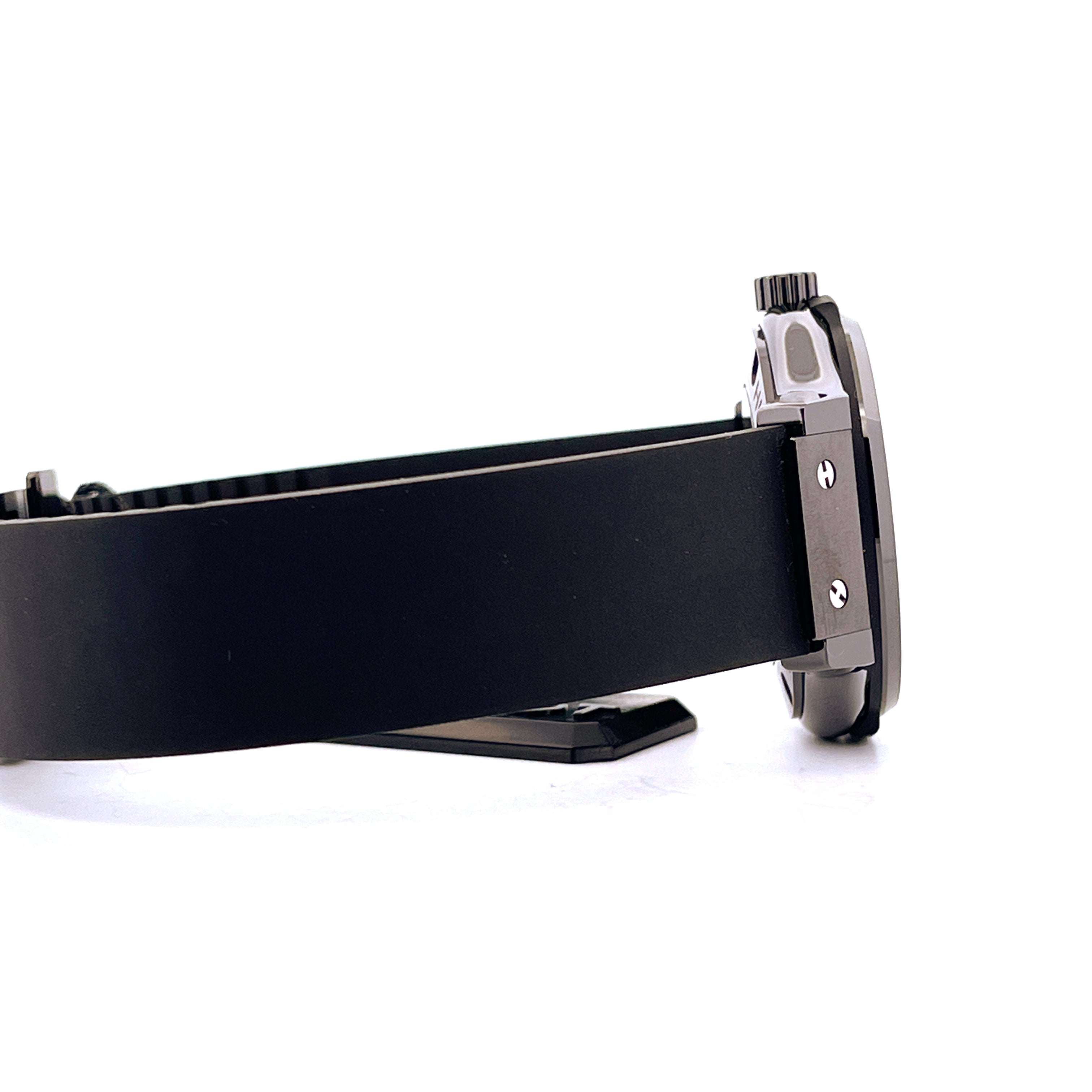 Hublot Classic Fusion Original Black Magic 38 mm, Seitenansicht des Keramikgehäuses mit schwarzem Armband auf weißem Hinte…