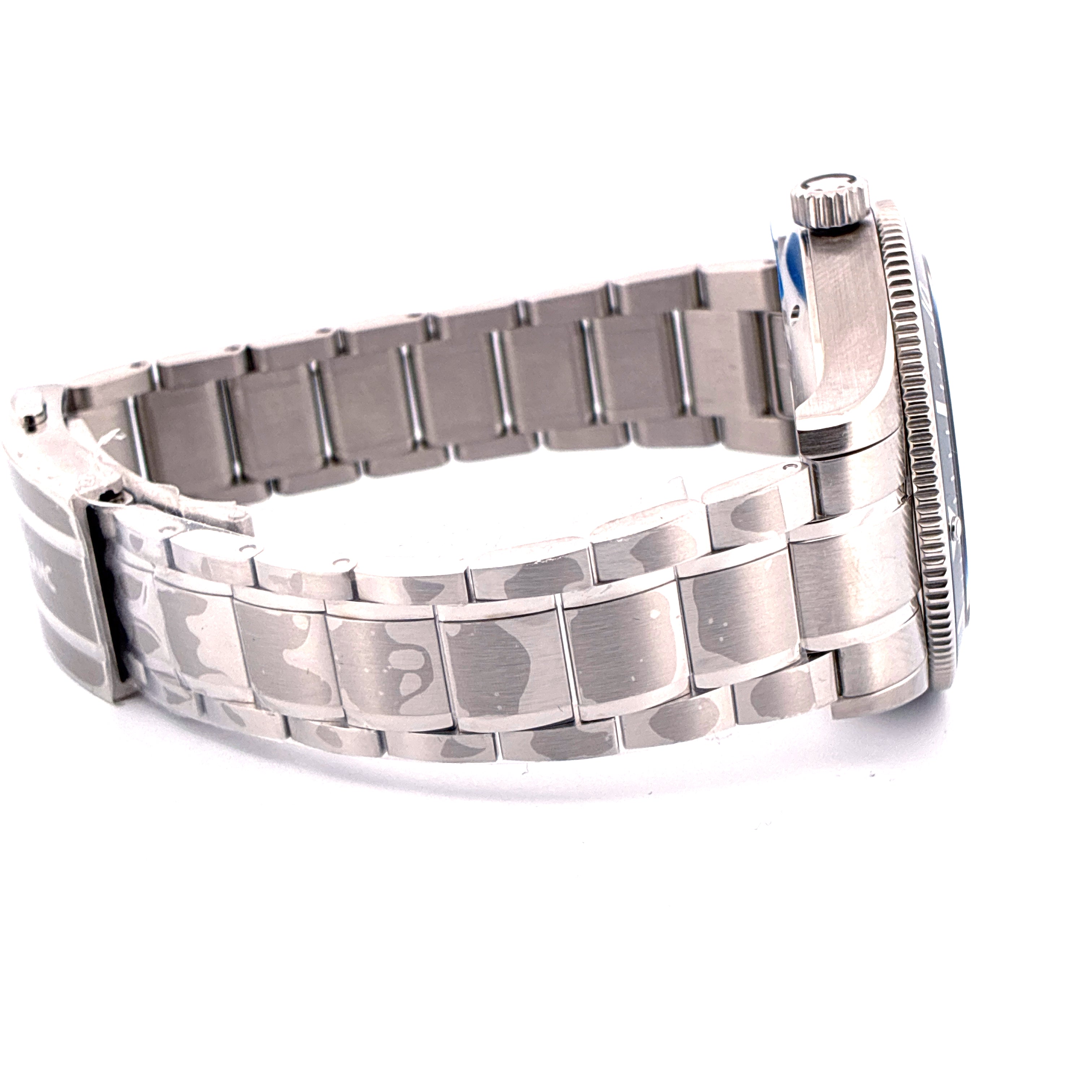 Montblanc 1858 Iced Sea Automatik Stahlarmband Stahlgehäuse auf weißem Hintergrund