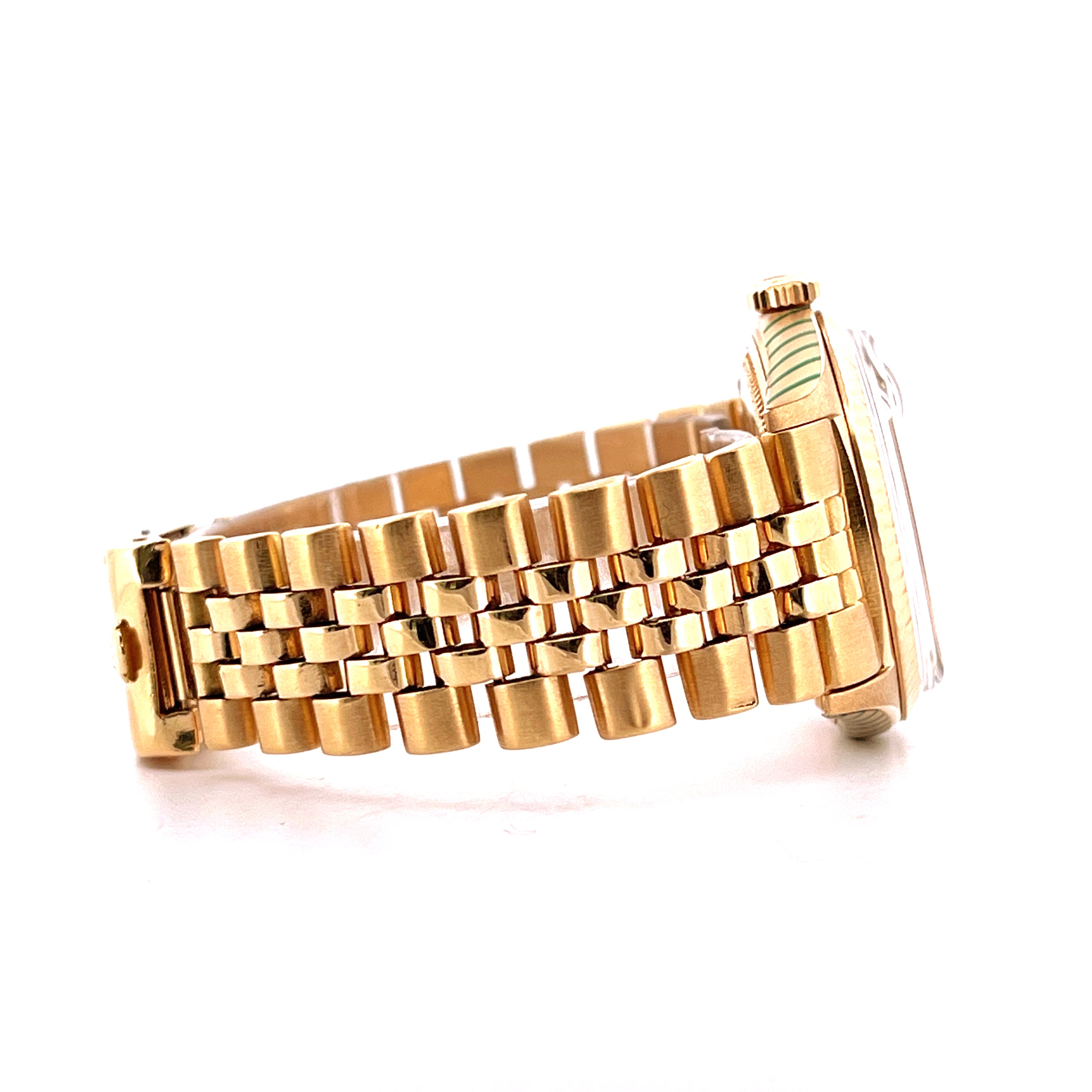Seitenansicht einer goldenen Rolex Datejust 36 mm mit Jubilé-Armband auf weißem Hintergrund