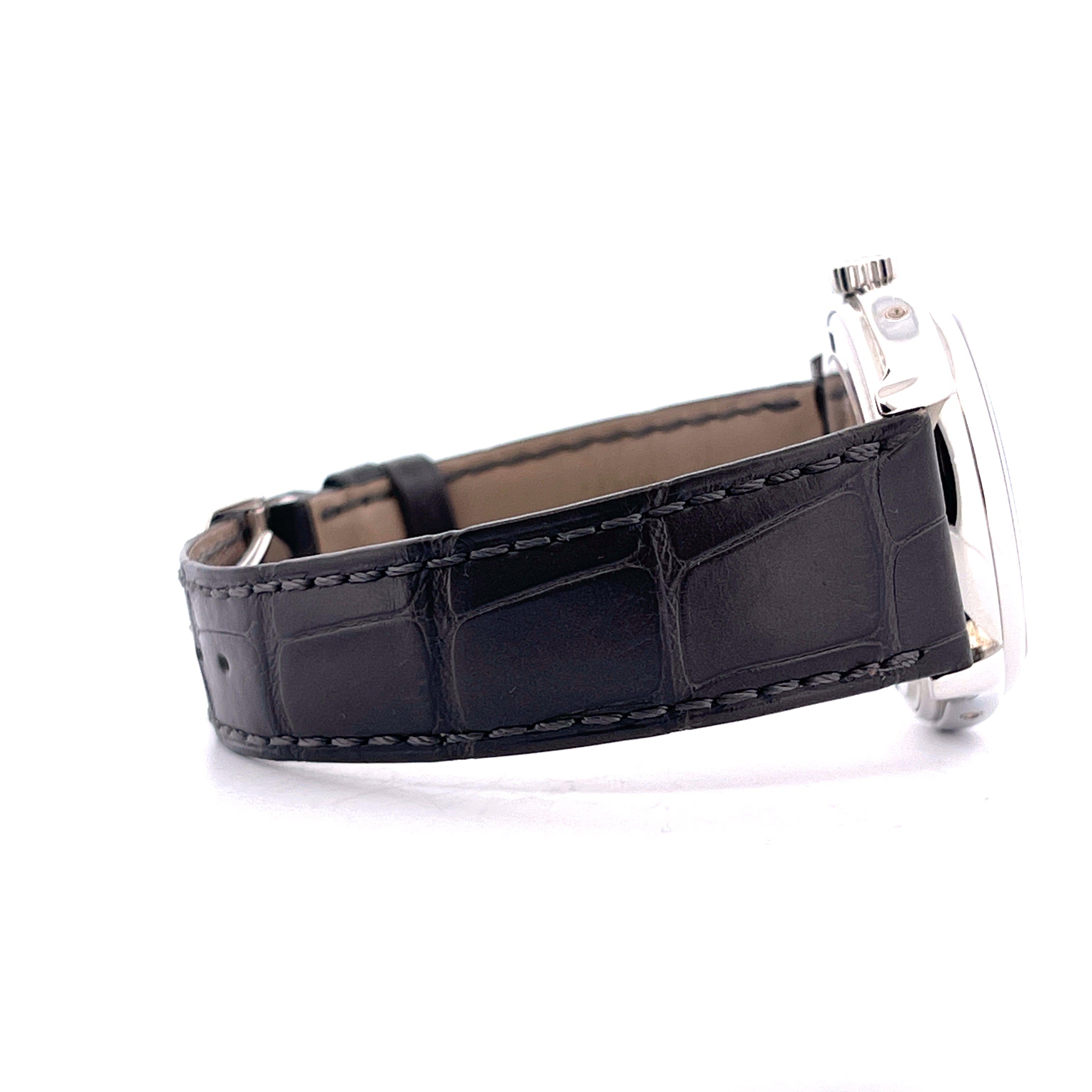 Patek Philippe 5146P-001 Seitenansicht des Platingehauses mit schwarzem Krokolederarmband auf weißem Hintergrund