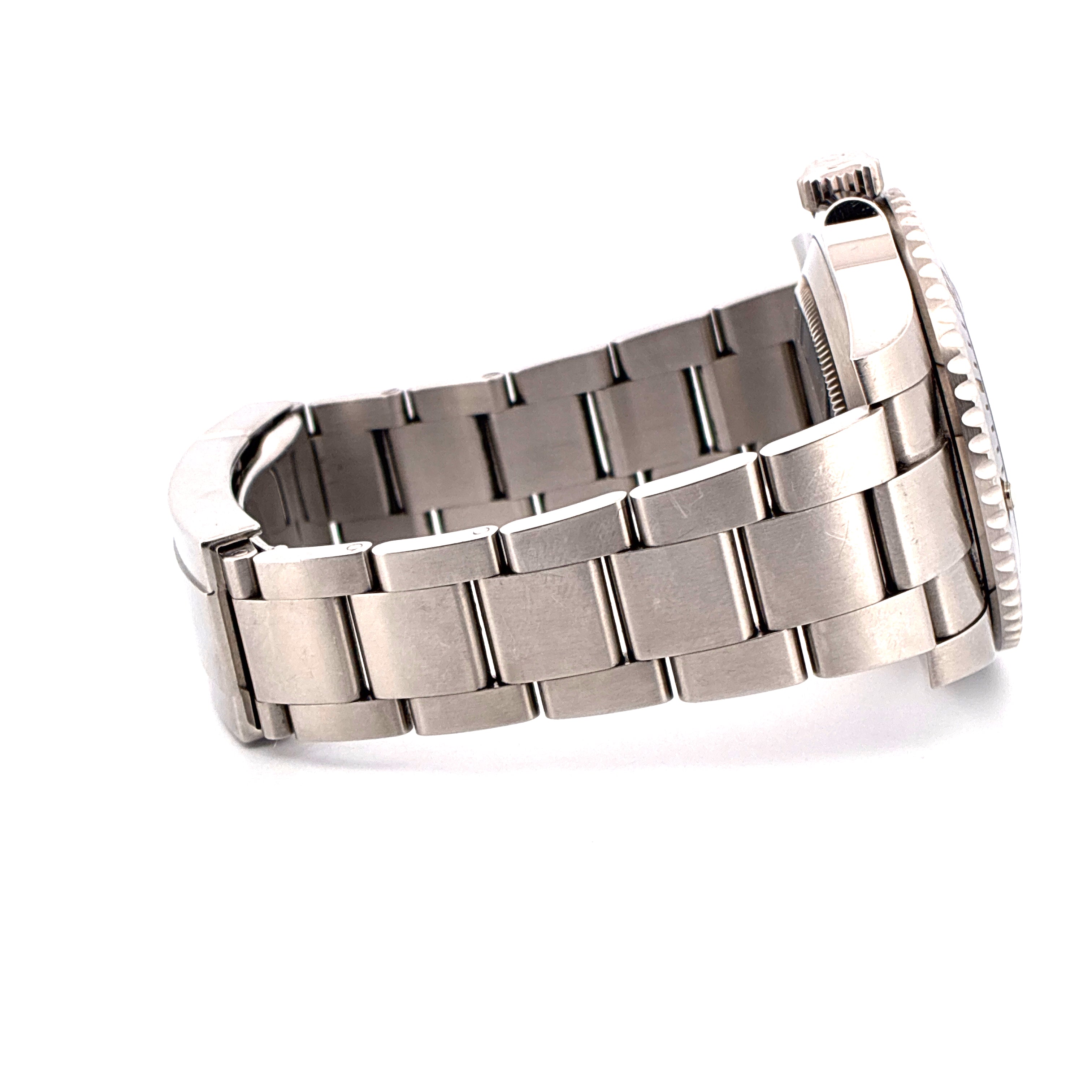 Rolex Submariner Date aus Stahl in Seitenansicht mit poliertem Metallarmband auf weissem Hintergrund