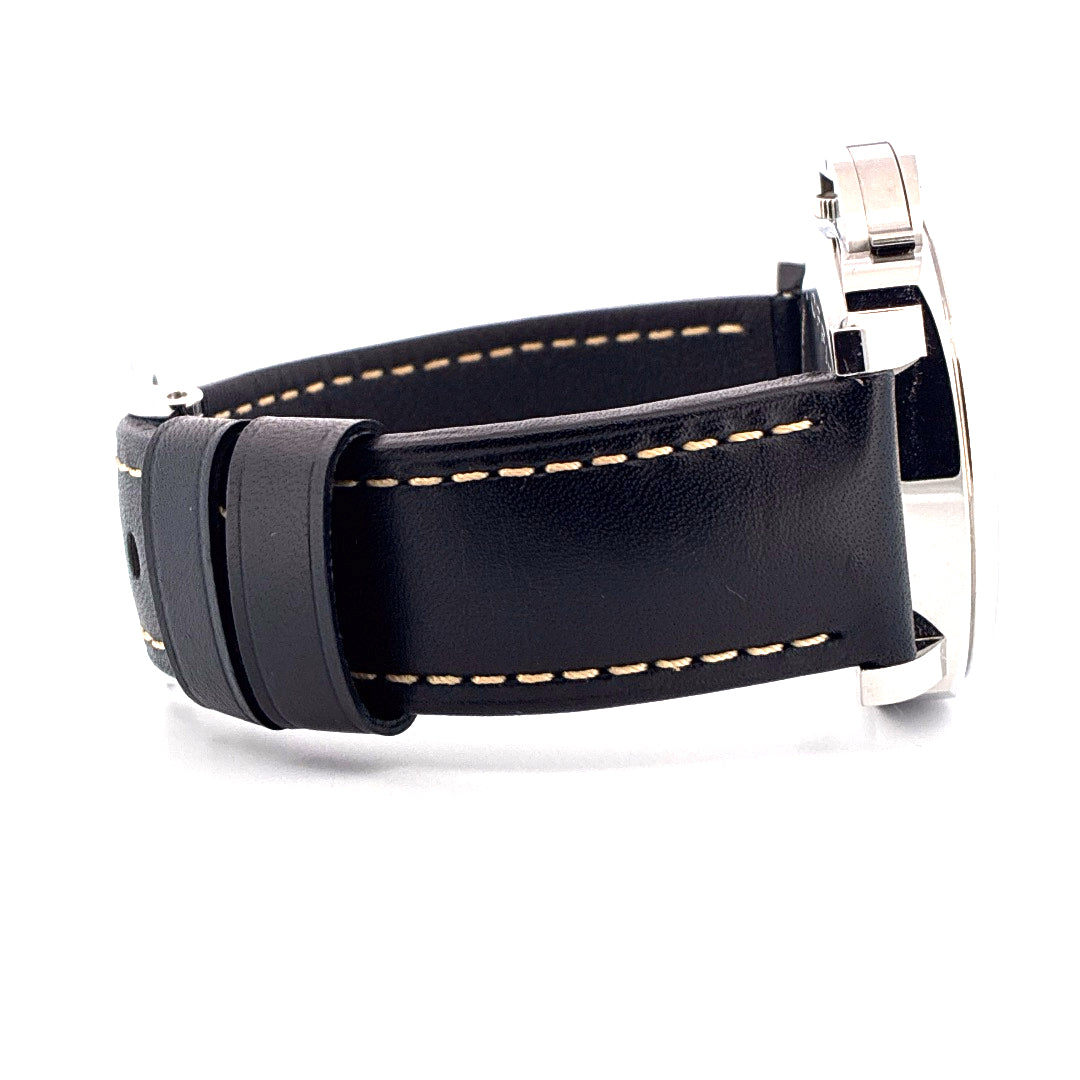 Panerai Luminor Base Logo 2018 im Detail: Schwarzes Lederarmband mit hellen Nähten und Edelstahlgehäuse auf weißem Hinterg…