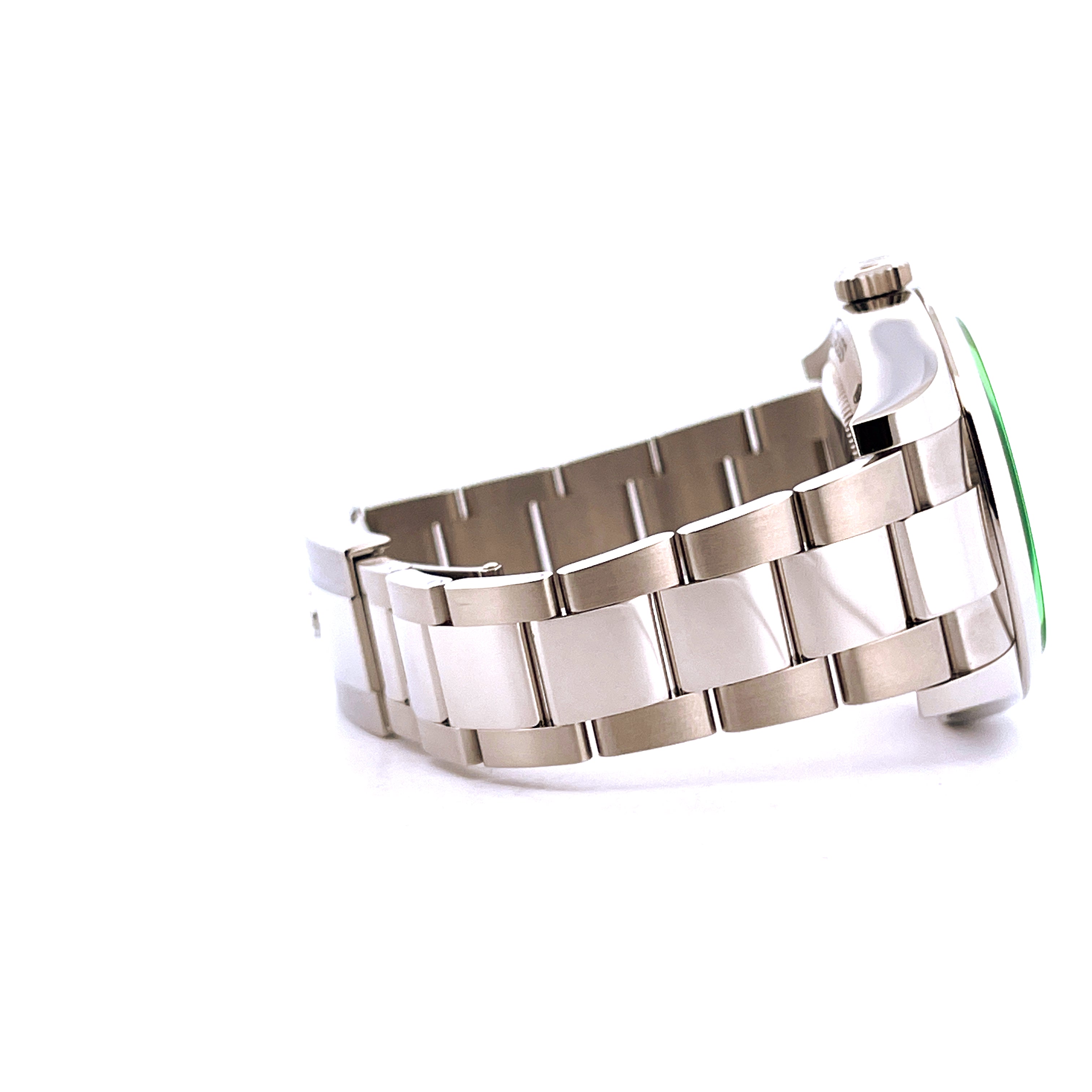 Rolex Milgauss an einer Seitenansicht des Stahlarmbands auf weißem Hintergrund