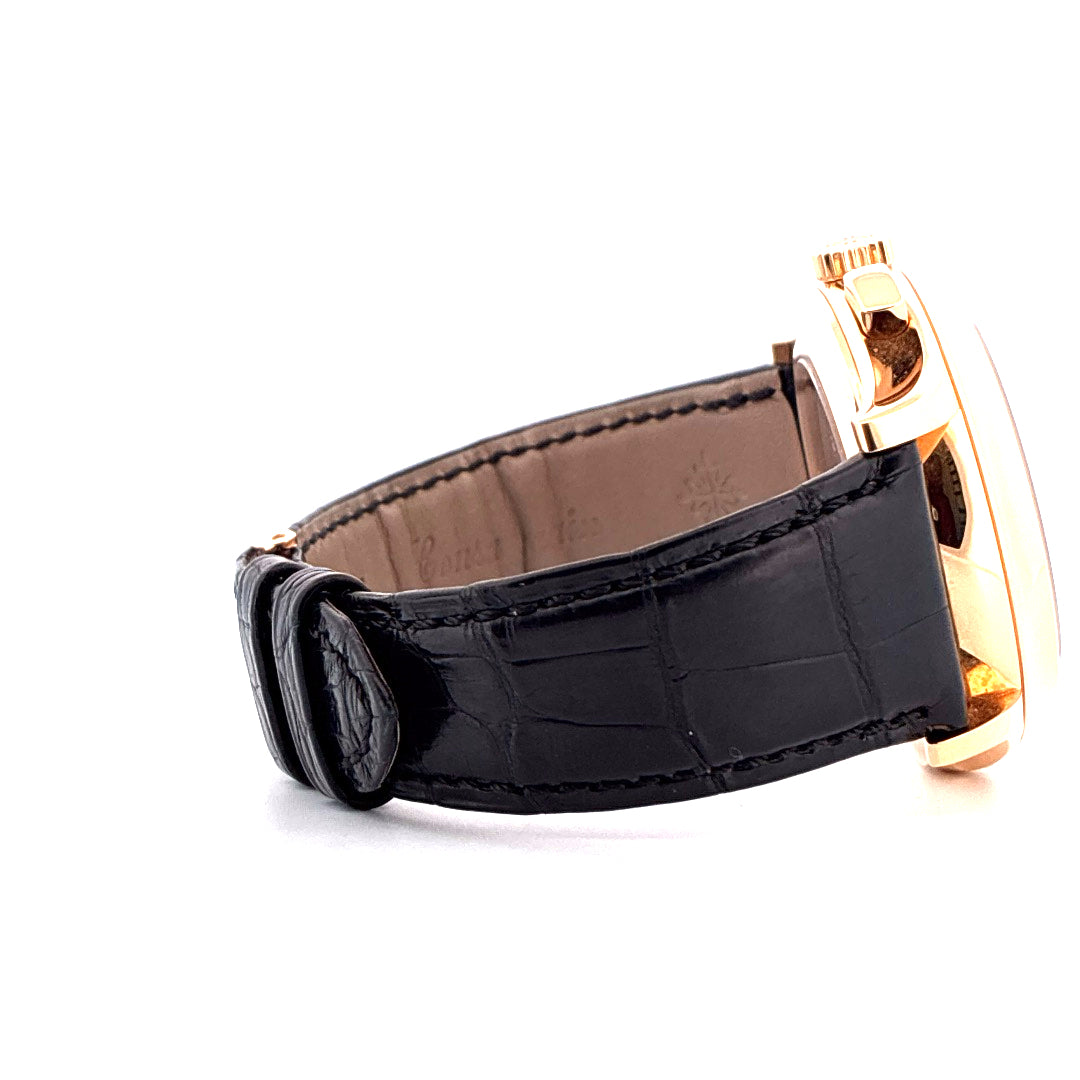 Patek Philippe Annual Calendar Chronograph 2019 aus Roségold mit schwarzem Lederarmband im Detail