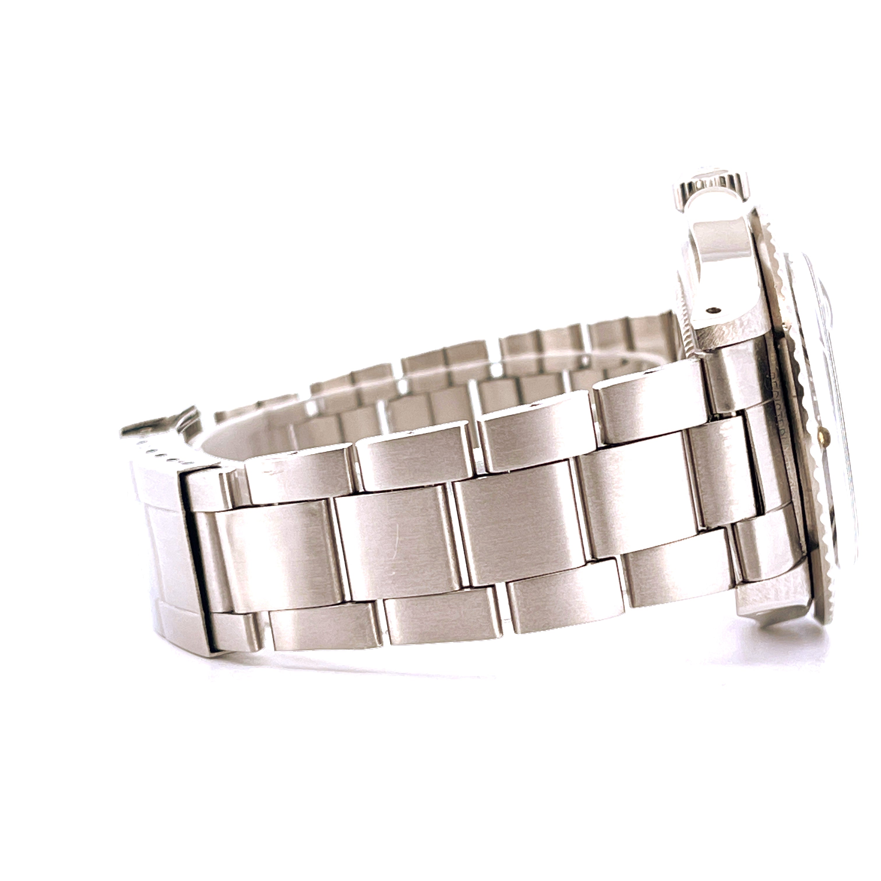 Rolex Submariner Date MK5 Ref 1680 von der Seite, mit Edelstahlarmband, auf weißem Hintergrund
