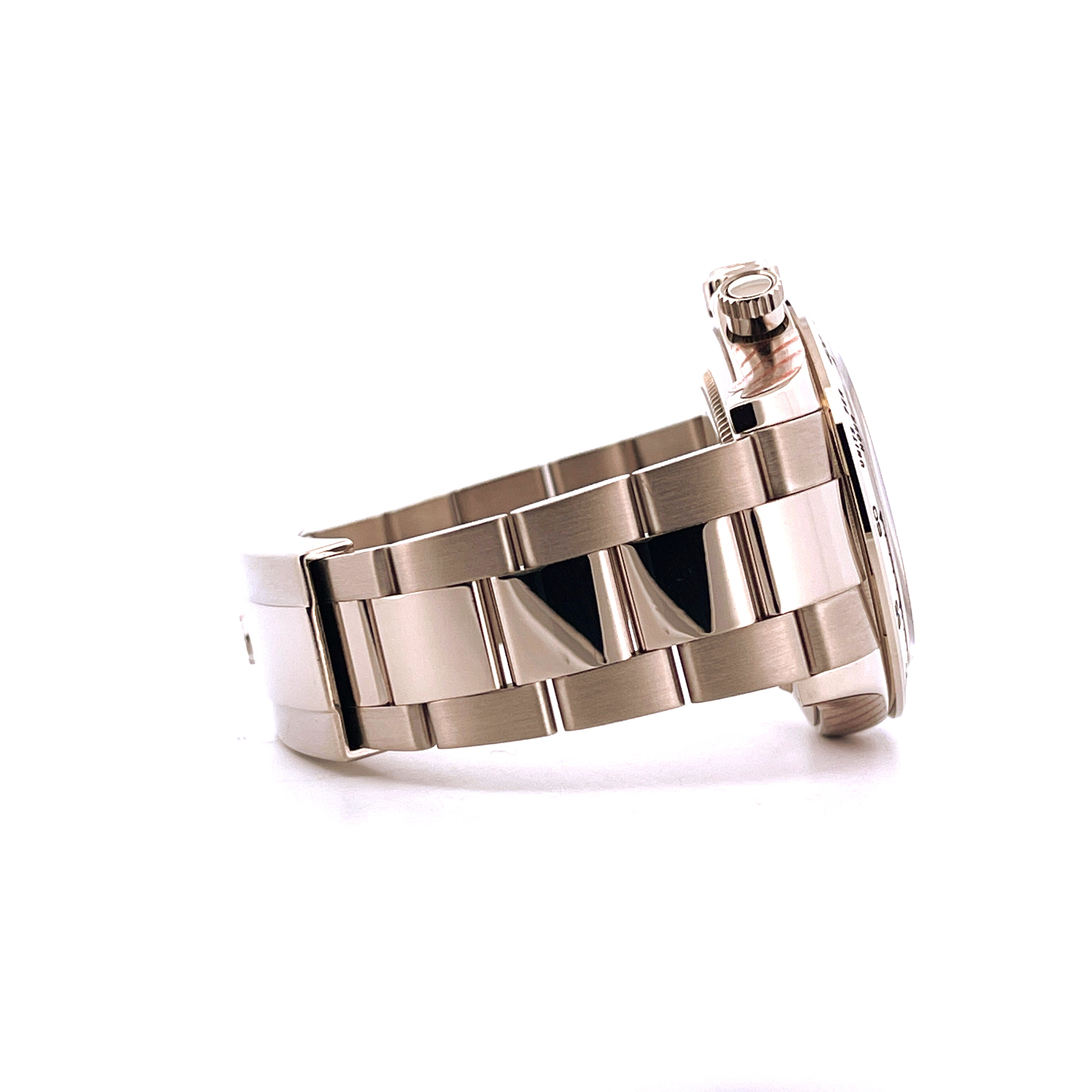 Seitenansicht einer Rolex Daytona Weißgold Uhr mit poliertem Metallarmband auf weißem Hintergrund