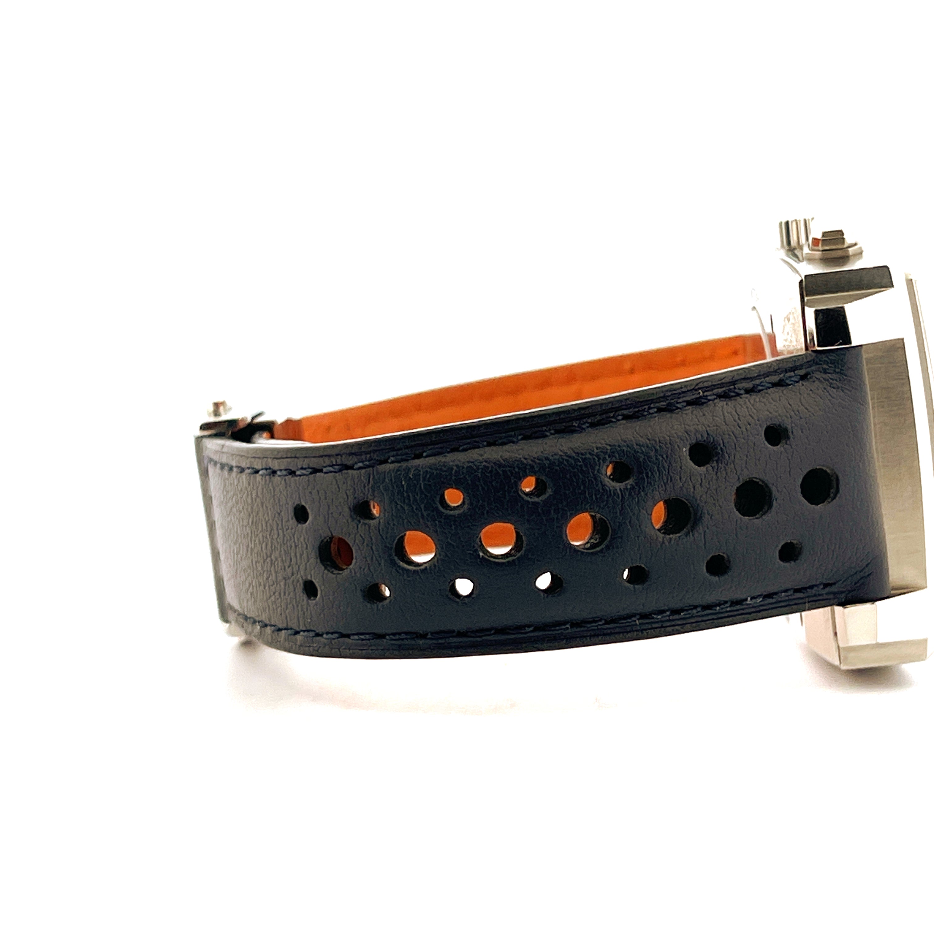 Nahaufnahme des Armbands einer TAG Heuer Monaco Gulf Uhr, schwarz perforiertes Leder mit orangefarbenem Futter