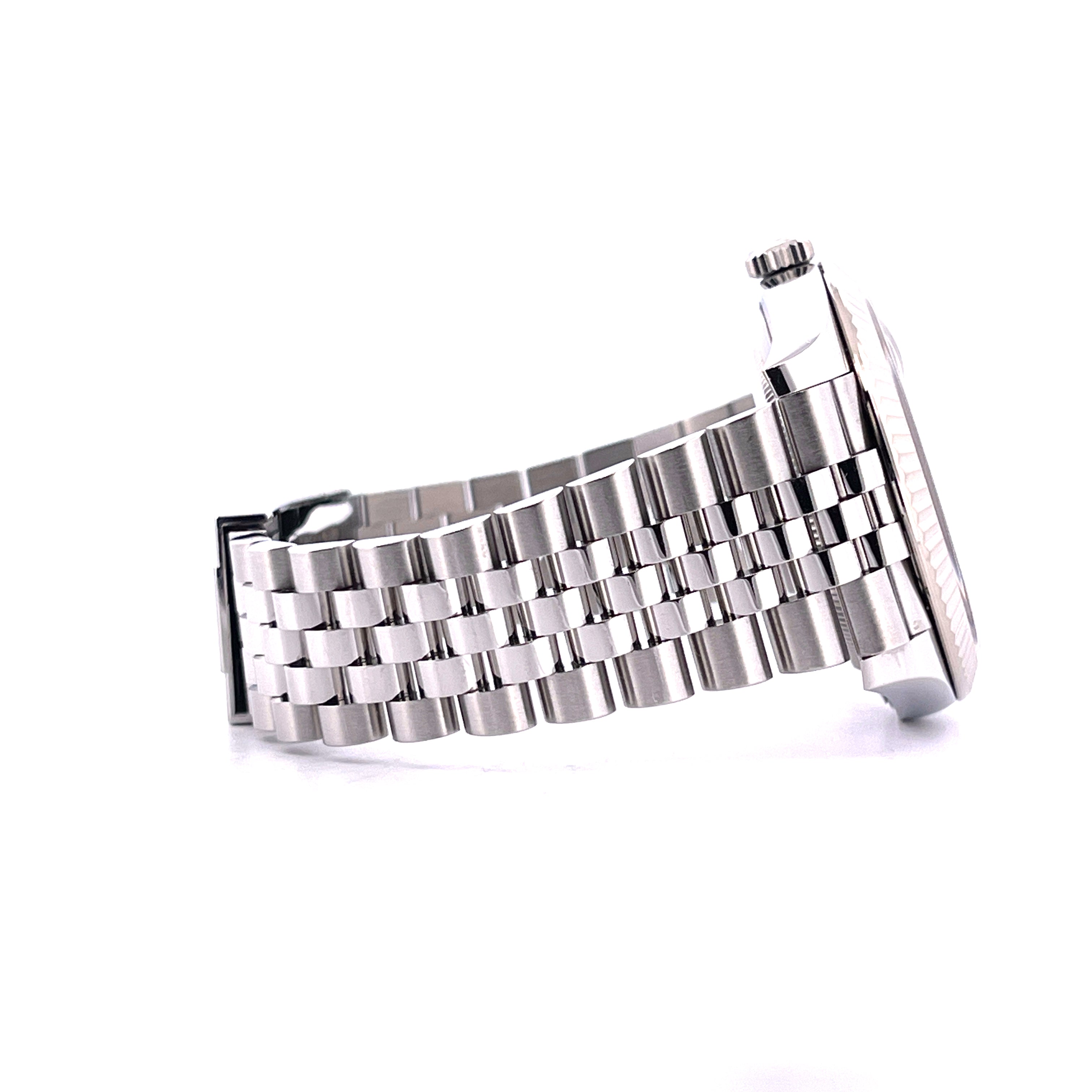 Rolex Datejust 41 aus Stahl in Seitenansicht mit Jubilee-Armband auf weißem Hintergrund