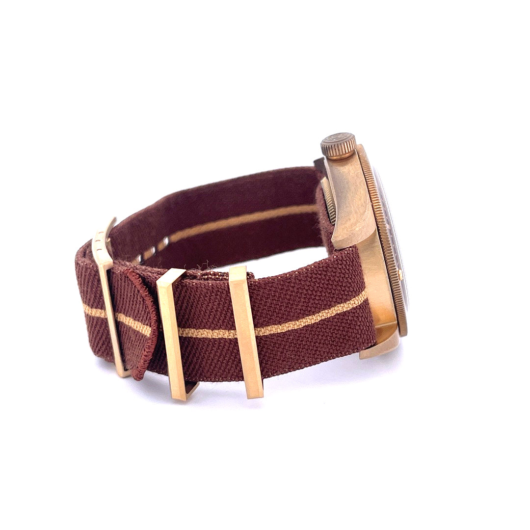 Tudor Black Bay Fifty-eight Boutique Edition in Bronze mit burgunderfarbenem Textilarmband Seitenansicht