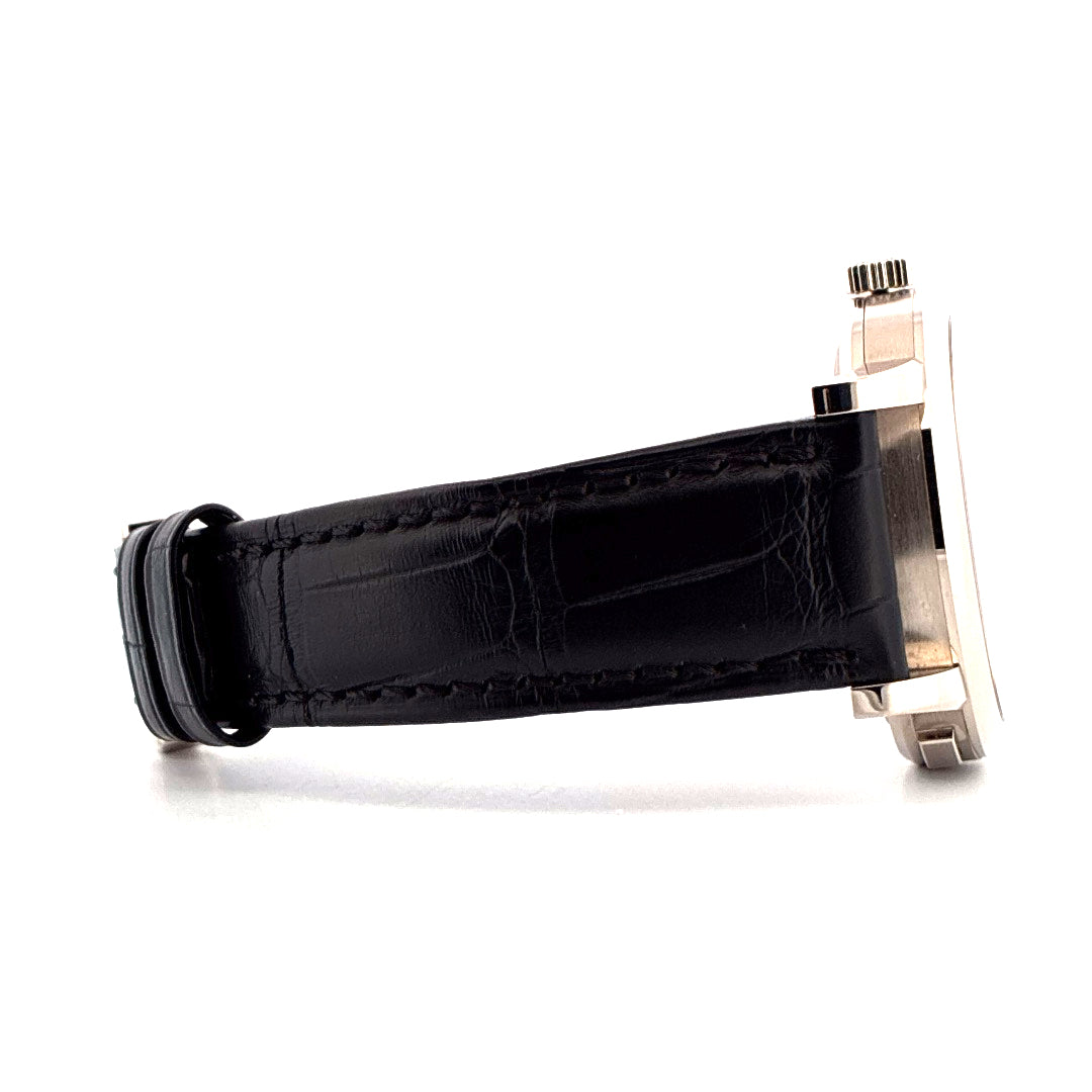 A. Lange & Söhne Lange 1, Seitenansicht eines Armbands aus schwarzem Leder mit Kroko-Prägung und Weißgoldgehäuse auf weißem Hintergrund