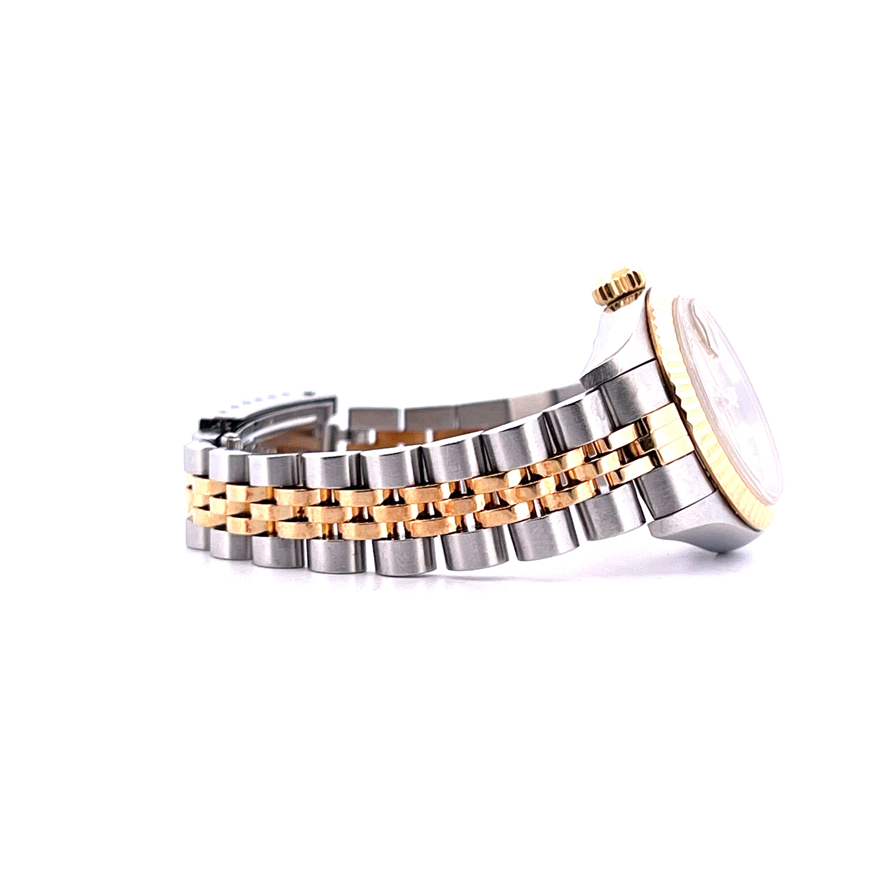 Seitenansicht einer Rolex Lady-Datejust Bicolor Uhr mit einem Armband aus Stahl und Gold auf weißem Hintergrund