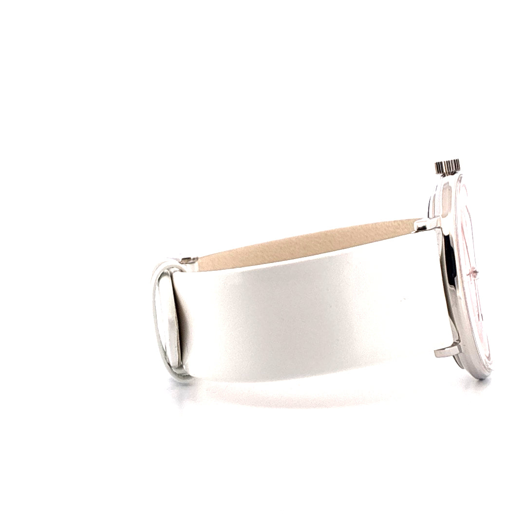 Junghans Max bill Handaufzug Unworn mit weißem Lederarmband und Edelstahldetail im Seitenprofil auf weißem Hintergrund