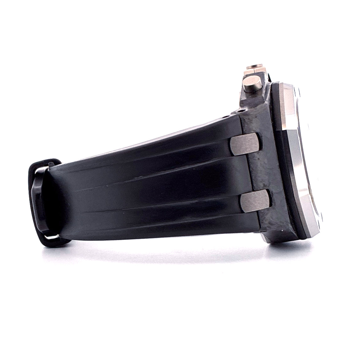 Seitenansicht der Audemars Piguet Royal Oak Offshore Jarno Trulli aus Carbon mit schwarzem Kautschukband