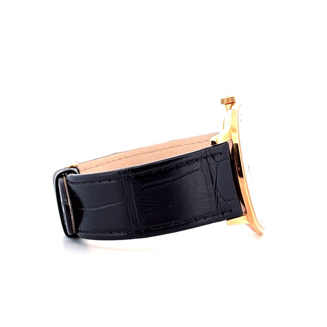 Junghans Meister Agenda 2025 Seitenansicht mit schwarzem Lederarmband und goldenem Gehäuse