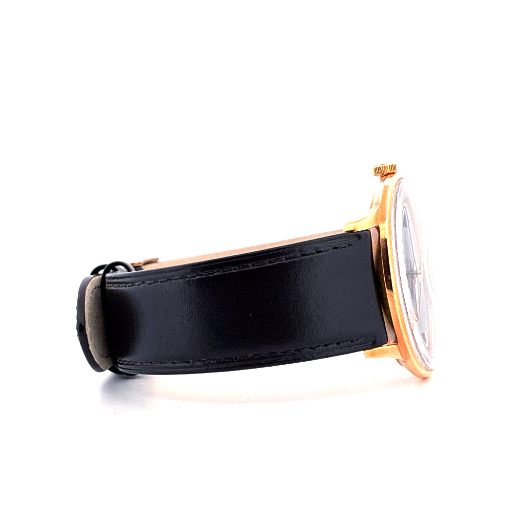 Junghans Meister Damen Unworn, Seitenansicht des rosefarbenen Gehäuses mit schwarzem Lederarmband