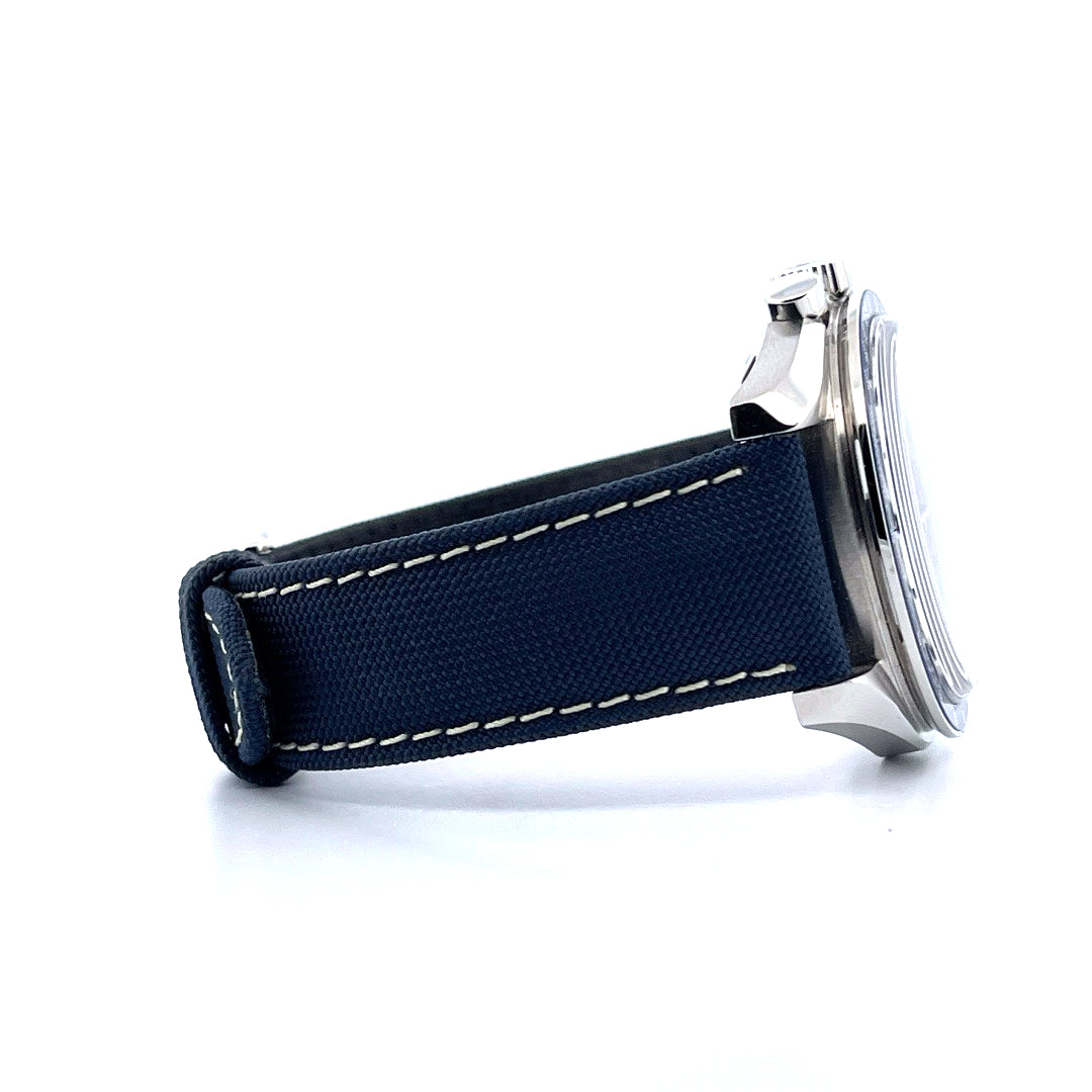Omega Speedmaster "Silver Snoopy Award" 50th Anniversary (2022) Seitenansicht eines blauen Stoffarmbands mit weisser Naht