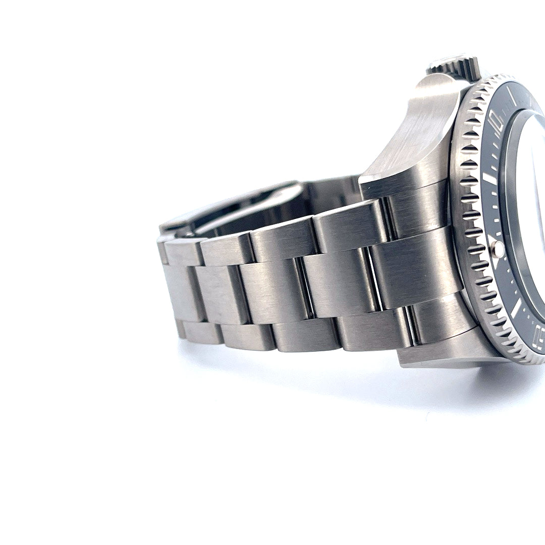 Rolex Sea-Dweller Deepsea Challenge / Unworn / Full-Set / 2023 / Sticker, Seitenansicht mit Armband und Krone vor weißem Hintergrund