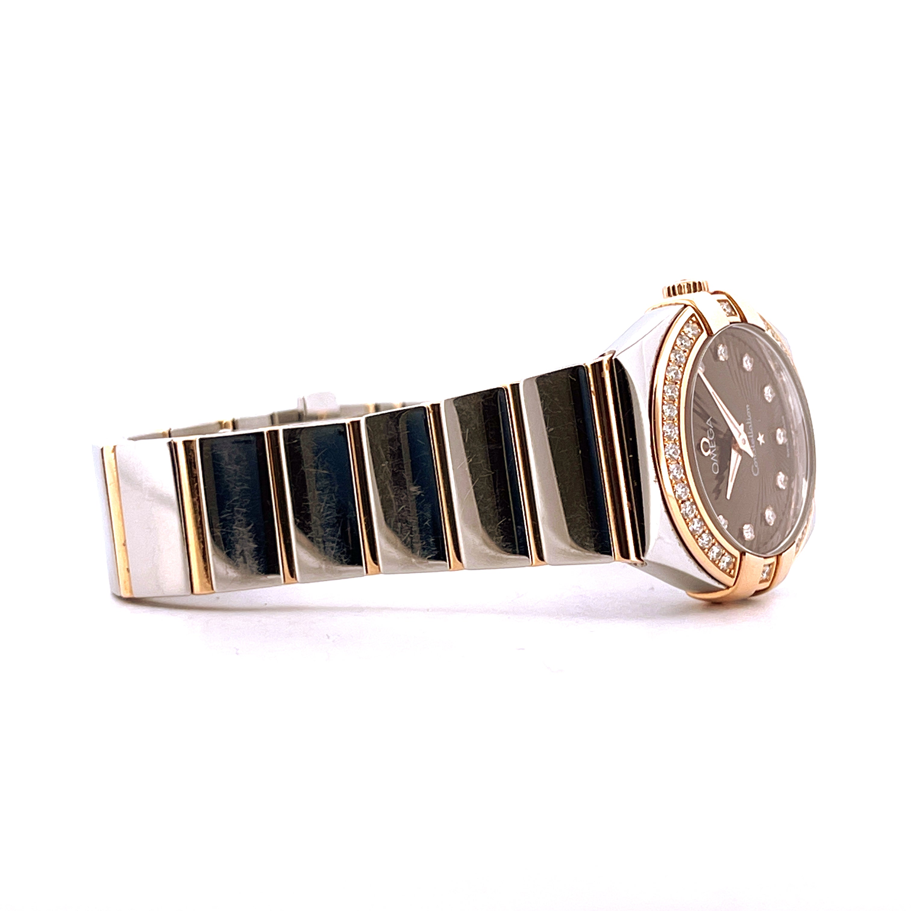 Omega Constellation Stahl Roségold mit braunem Zifferblatt und Diamanten im Profil auf weißem Hintergrund