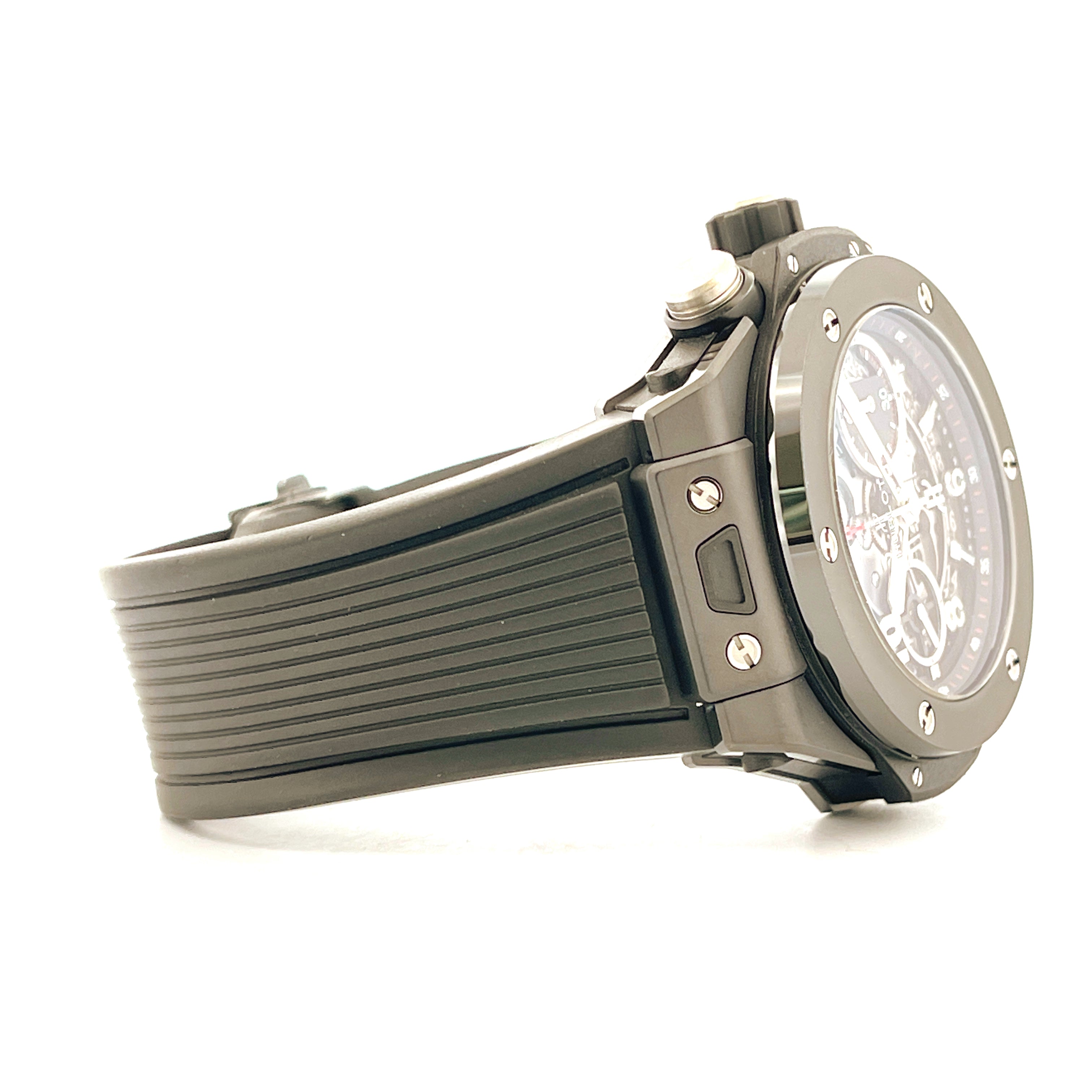 Hublot Big Bang Unico im Seitenprofil mit dunklem Kautschukarmband und skelettiertem Zifferblatt