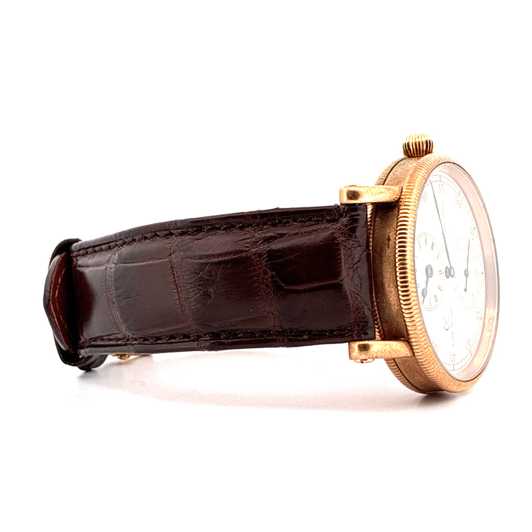 Choswiss Regulateur Bronze 2025 Seitenansicht mit braunem Krokodillederarmband und weißem Zifferblatt