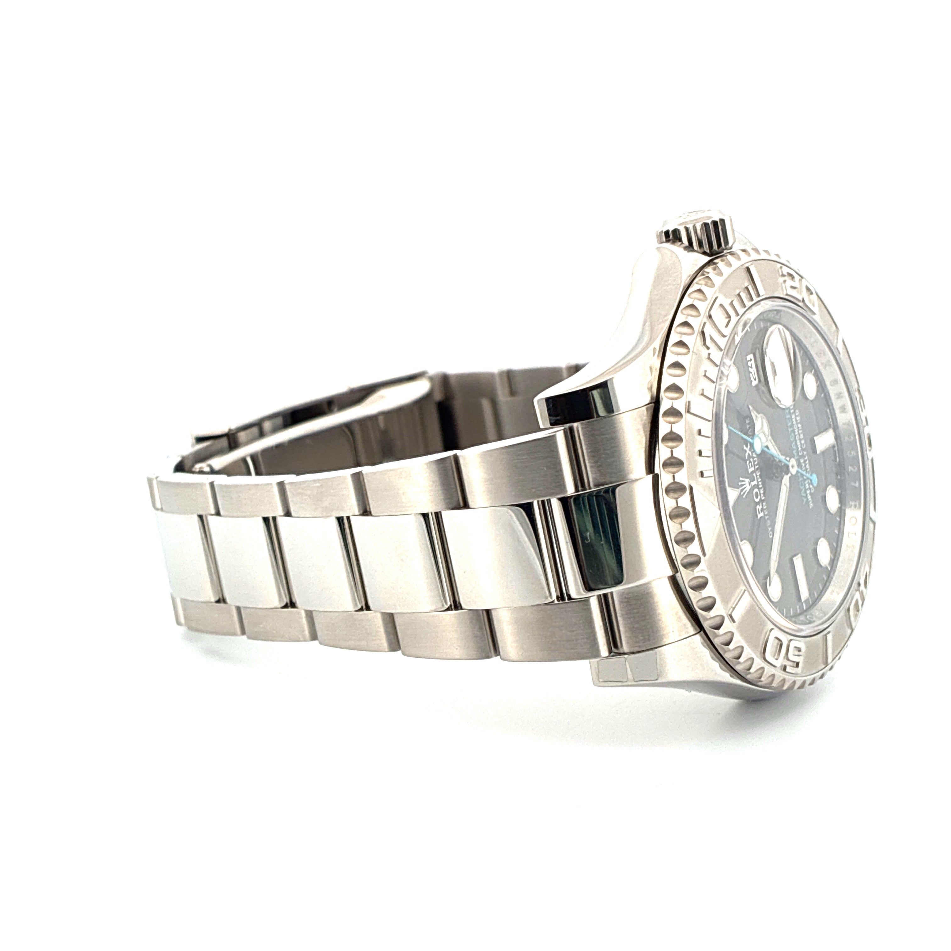 Rolex Yacht-Master 40 mit Rhodiumzifferblatt und Edelstahlarmband im Seitenprofil auf weißem Hintergrund