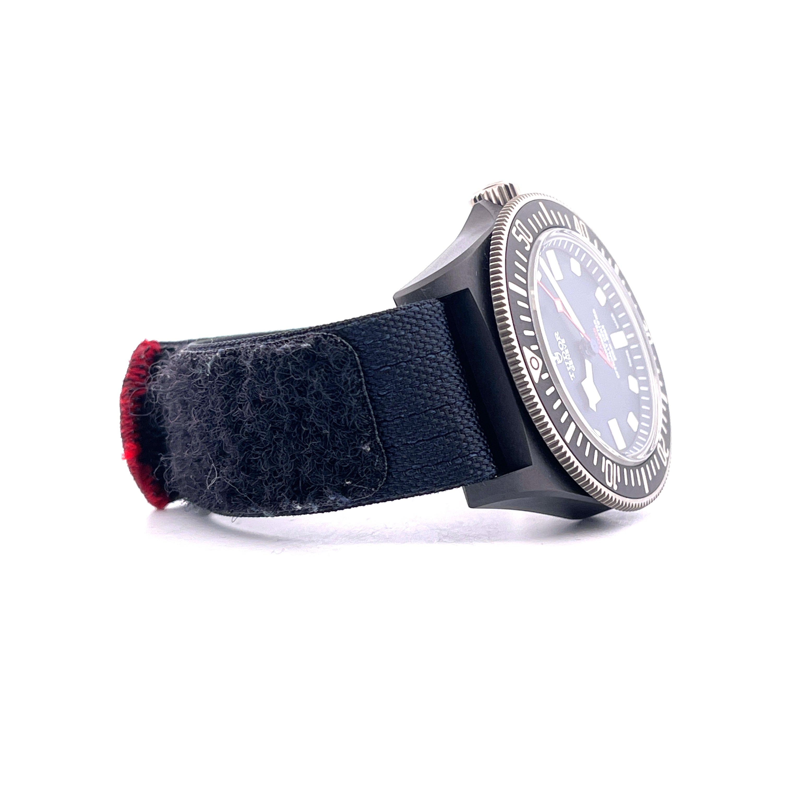 Tudor Alinghi Red Bull Pelagos FXD Carbon Seitenansicht mit Stoffband und rotem Rand auf weißem Hintergrund